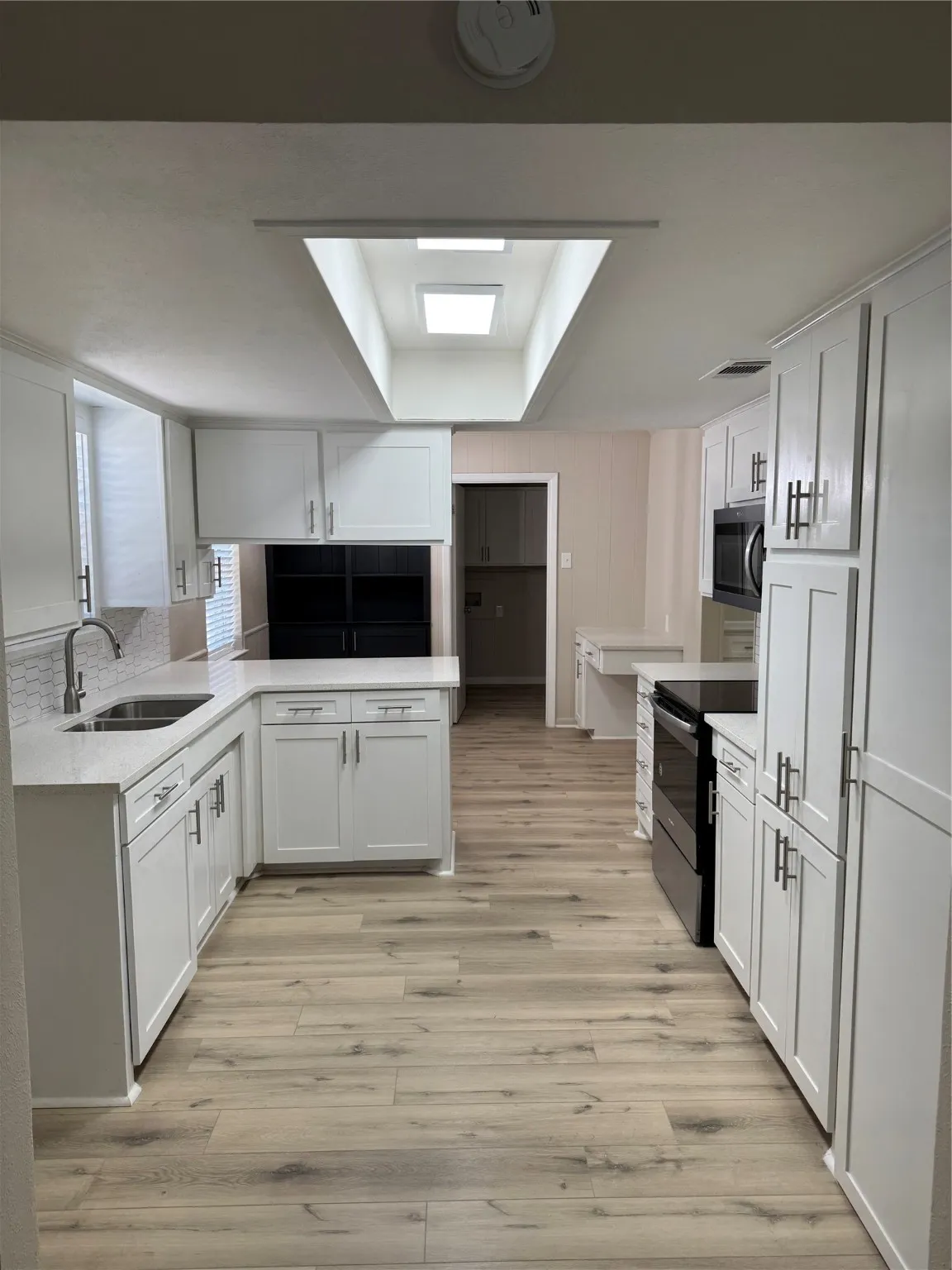 Single Family Residence For Sale in Grayson County , 711 S Farmington Road, Howe, Texas 75459, 3 Bedrooms, 3 Bathrooms, 2 Garage spaces, 1,969 Sqft, built in 1971, Proposed, Price $275,000, mls#20944407, Real Estate Agent in Howe, Homes For Sale in Grayson county, Homes For Sale in Howe, Realtor in Howe Texas, Real Estate Brokerage Independent Realty Texas, Luminita Cordes Realtor