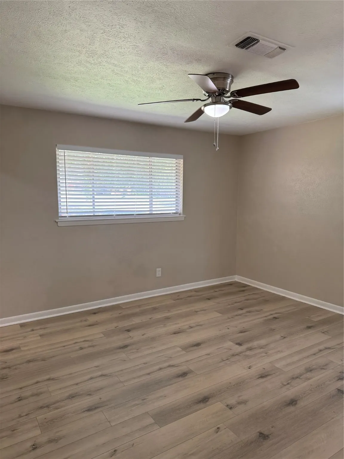 Single Family Residence For Sale in Grayson County , 711 S Farmington Road, Howe, Texas 75459, 3 Bedrooms, 3 Bathrooms, 2 Garage spaces, 1,969 Sqft, built in 1971, Proposed, Price $275,000, mls#20944407, Real Estate Agent in Howe, Homes For Sale in Grayson county, Homes For Sale in Howe, Realtor in Howe Texas, Real Estate Brokerage Independent Realty Texas, Luminita Cordes Realtor