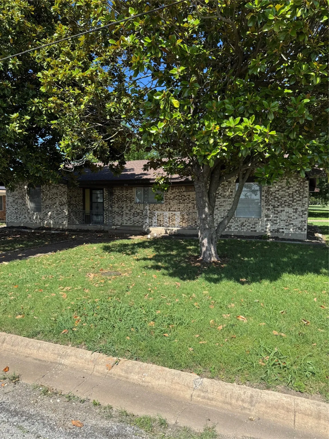 Single Family Residence For Sale in Grayson County , 711 S Farmington Road, Howe, Texas 75459, 3 Bedrooms, 3 Bathrooms, 2 Garage spaces, 1,969 Sqft, built in 1971, Proposed, Price $275,000, mls#20944407, Real Estate Agent in Howe, Homes For Sale in Grayson county, Homes For Sale in Howe, Realtor in Howe Texas, Real Estate Brokerage Independent Realty Texas, Luminita Cordes Realtor