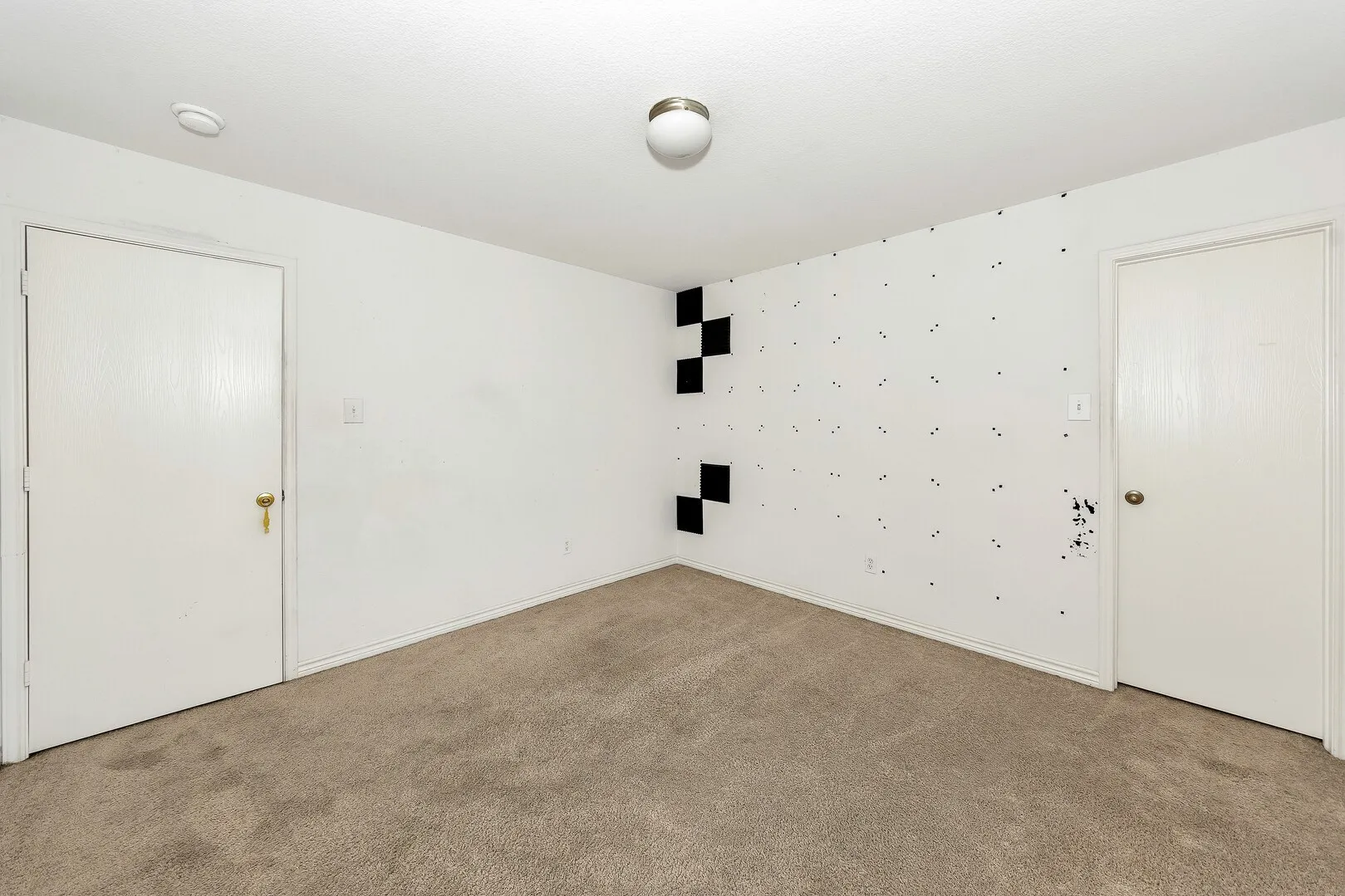 Empty room featuring carpet flooring and a smoke detector