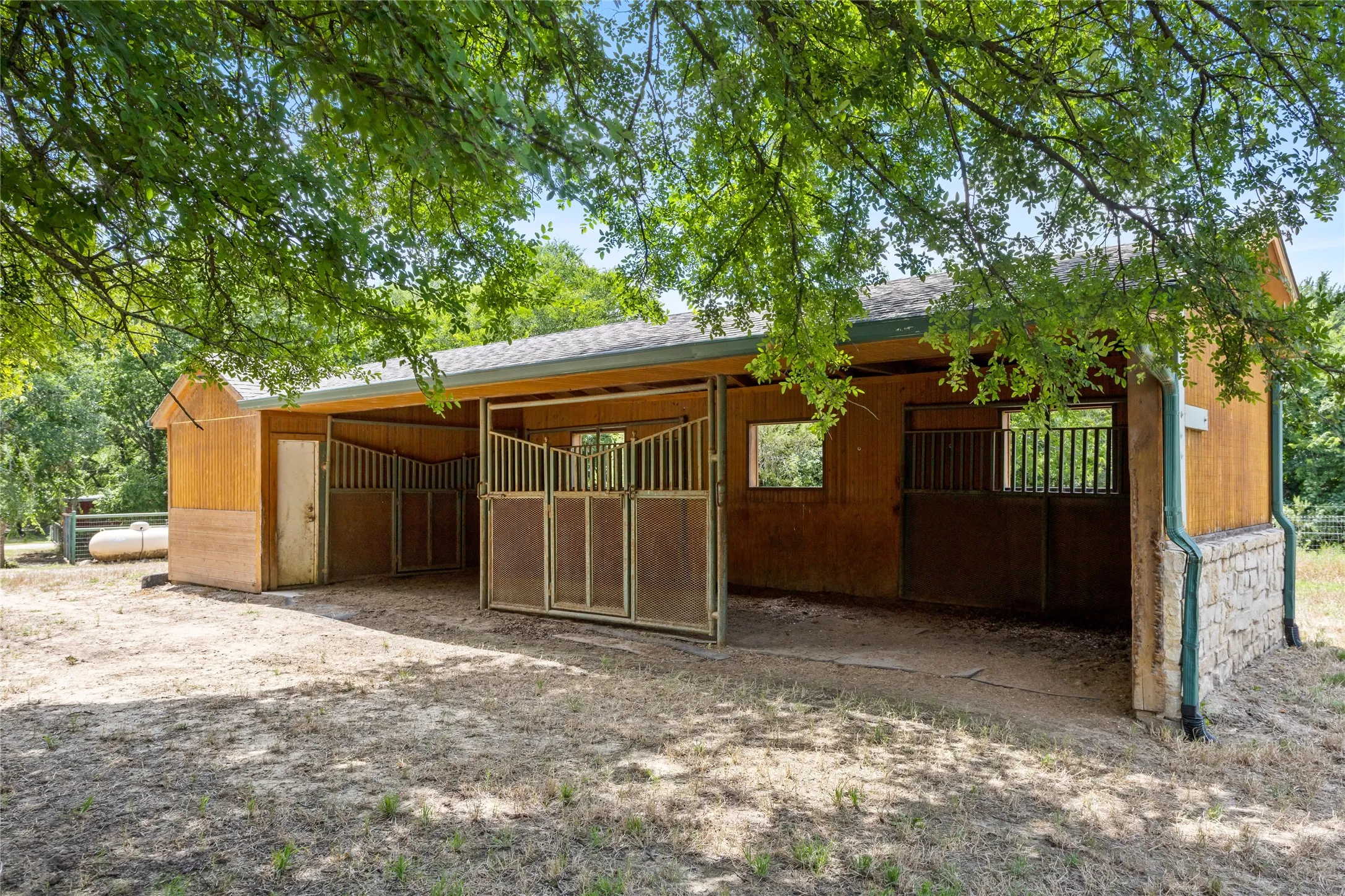 Single Family Residence For Sale in Parker County , 110 Bent Creek Ranch Court, Fort Worth, Texas 76126, 5 Bedroom, 5 Bathroom, 3 Garage spaces, 4,965 Sqft, built in 2002, mls#20940132, Real Estate Agent in Fort Worth, Homes For Sale in Parker county, Homes For Sale in Fort Worth, Realtor in Fort Worth Texas, Real Estate Brokerage Independent Realty Texas, Luminita Cordes Realtor