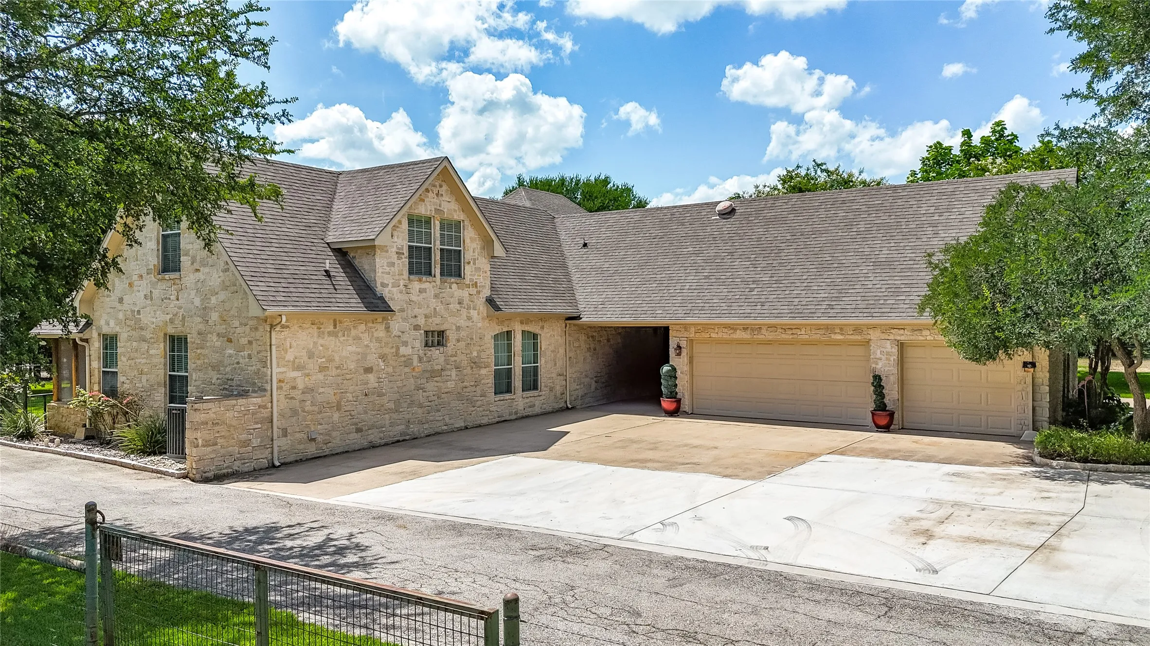 Single Family Residence For Sale in Parker County , 110 Bent Creek Ranch Court, Fort Worth, Texas 76126, 5 Bedroom, 5 Bathroom, 3 Garage spaces, 4,965 Sqft, built in 2002, mls#20940132, Real Estate Agent in Fort Worth, Homes For Sale in Parker county, Homes For Sale in Fort Worth, Realtor in Fort Worth Texas, Real Estate Brokerage Independent Realty Texas, Luminita Cordes Realtor