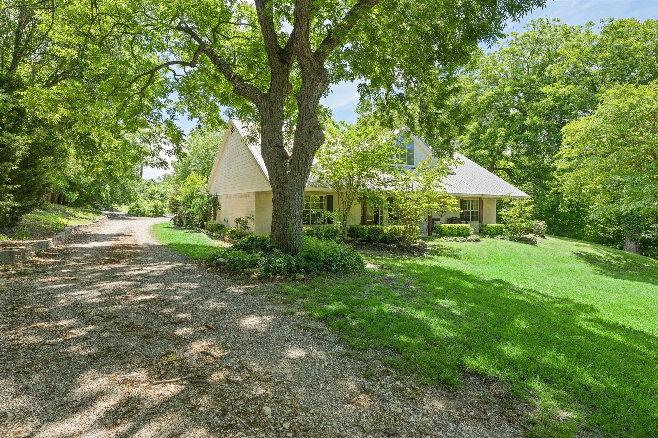 Farm For Sale in Grayson County , 1000 Ballard Road, Van Alstyne, Texas 75495, 3 Bedroom, 2 Bathroom, 2 Garage spaces, 1,891 Sqft, built in 1999, Preowned, mls#20944329, Real Estate Agent in Van Alstyne, Homes For Sale in Grayson county, Homes For Sale in Van Alstyne, Realtor in Van Alstyne Texas, Real Estate Brokerage Independent Realty Texas, Luminita Cordes Realtor
