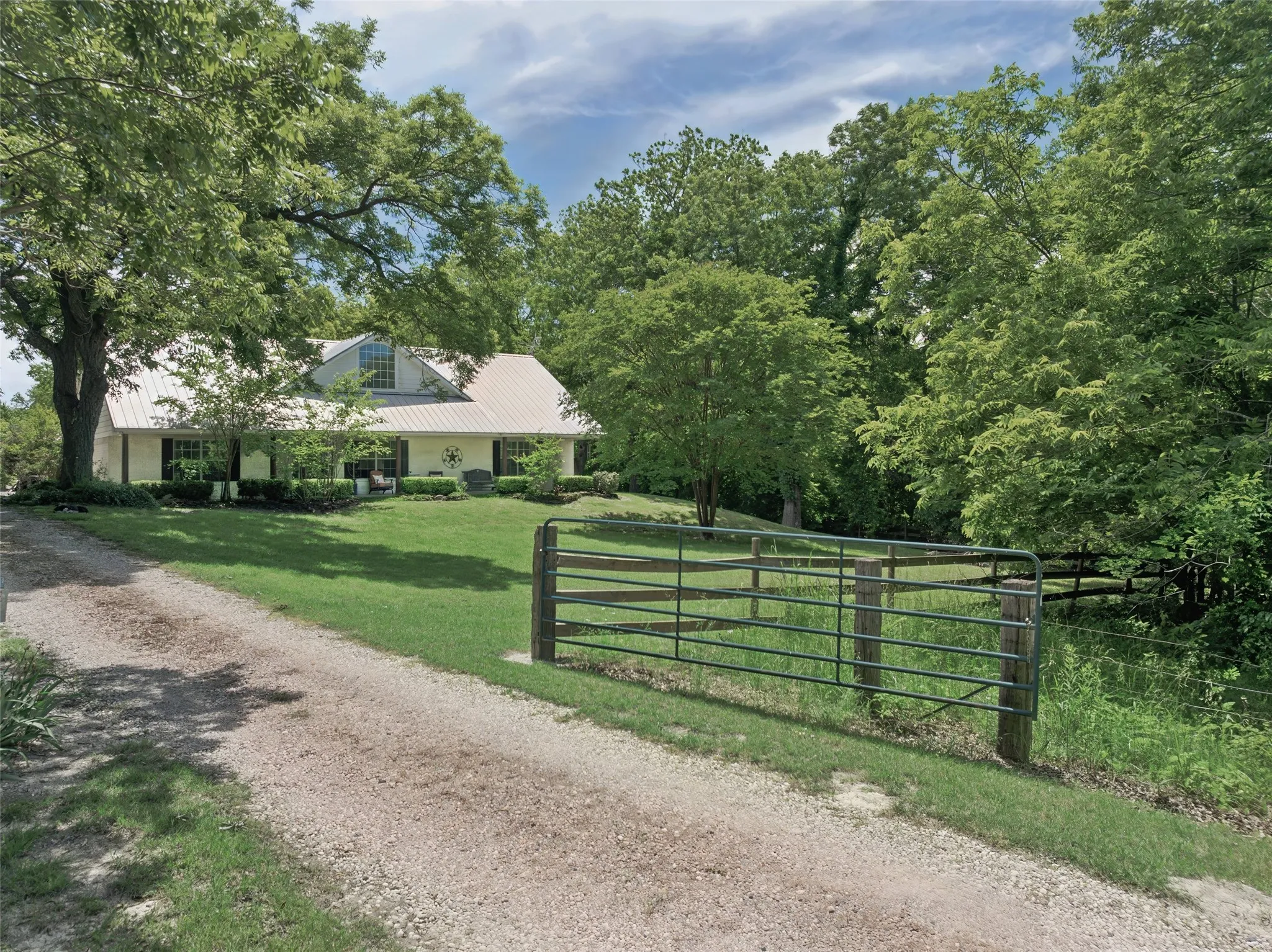 Farm For Sale in Grayson County , 1000 Ballard Road, Van Alstyne, Texas 75495, 3 Bedroom, 2 Bathroom, 2 Garage spaces, 1,891 Sqft, built in 1999, Preowned, mls#20944329, Real Estate Agent in Van Alstyne, Homes For Sale in Grayson county, Homes For Sale in Van Alstyne, Realtor in Van Alstyne Texas, Real Estate Brokerage Independent Realty Texas, Luminita Cordes Realtor
