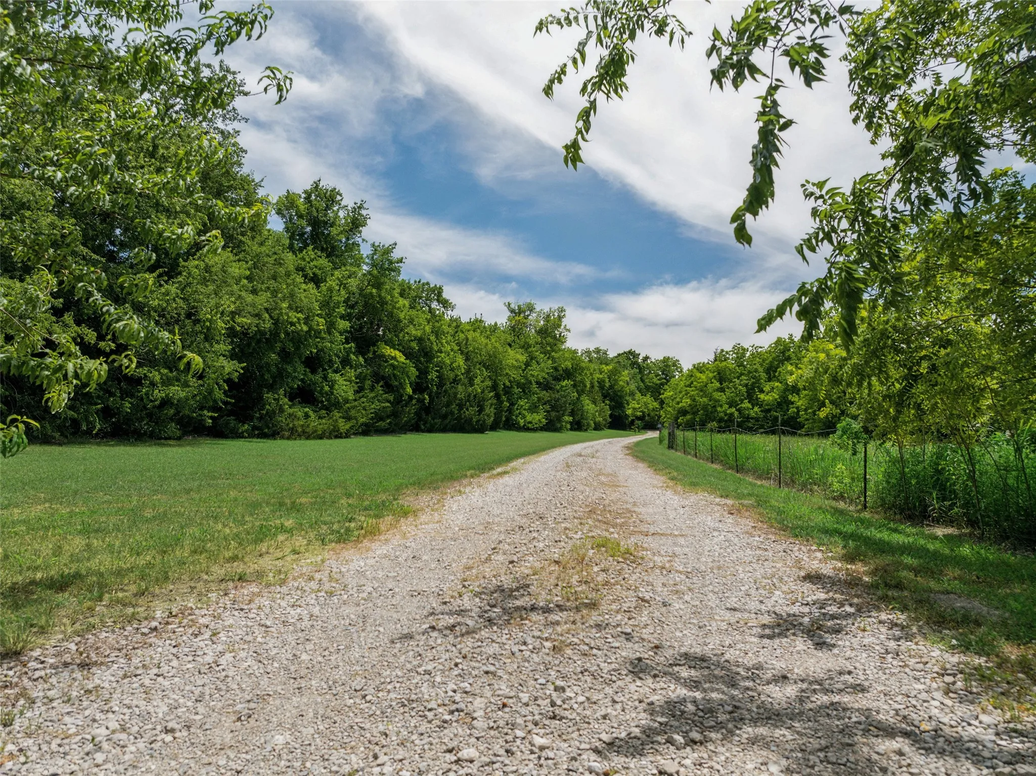 Farm For Sale in Grayson County , 1000 Ballard Road, Van Alstyne, Texas 75495, 3 Bedroom, 2 Bathroom, 2 Garage spaces, 1,891 Sqft, built in 1999, Preowned, mls#20944329, Real Estate Agent in Van Alstyne, Homes For Sale in Grayson county, Homes For Sale in Van Alstyne, Realtor in Van Alstyne Texas, Real Estate Brokerage Independent Realty Texas, Luminita Cordes Realtor