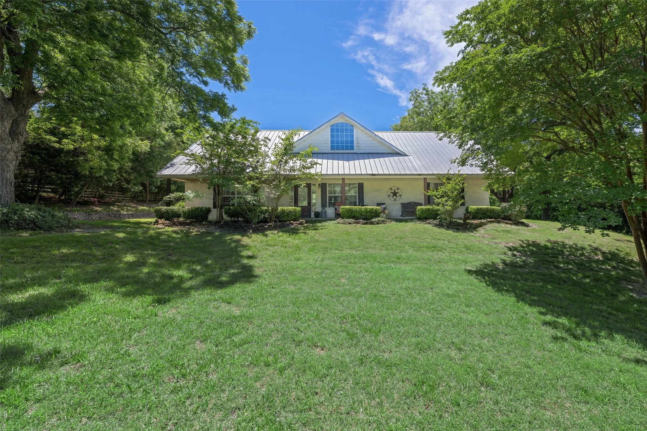 Farm For Sale in Grayson County , 1000 Ballard Road, Van Alstyne, Texas 75495, 3 Bedroom, 2 Bathroom, 2 Garage spaces, 1,891 Sqft, built in 1999, Preowned, mls#20944329, Real Estate Agent in Van Alstyne, Homes For Sale in Grayson county, Homes For Sale in Van Alstyne, Realtor in Van Alstyne Texas, Real Estate Brokerage Independent Realty Texas, Luminita Cordes Realtor