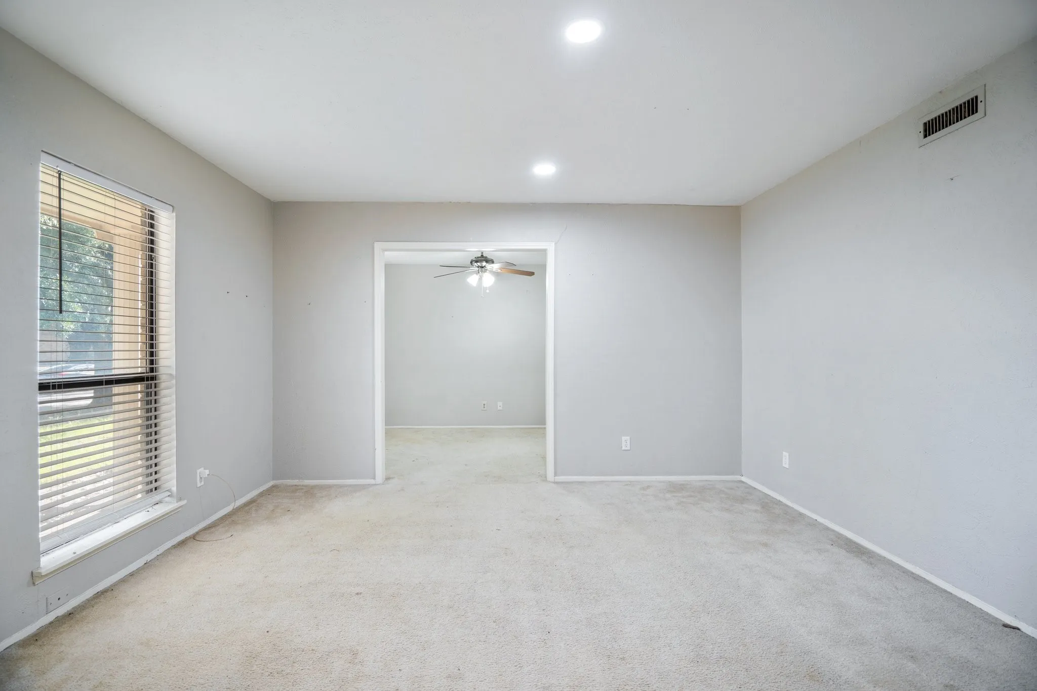 Unfurnished room with ceiling fan, recessed lighting, carpet flooring, and baseboards