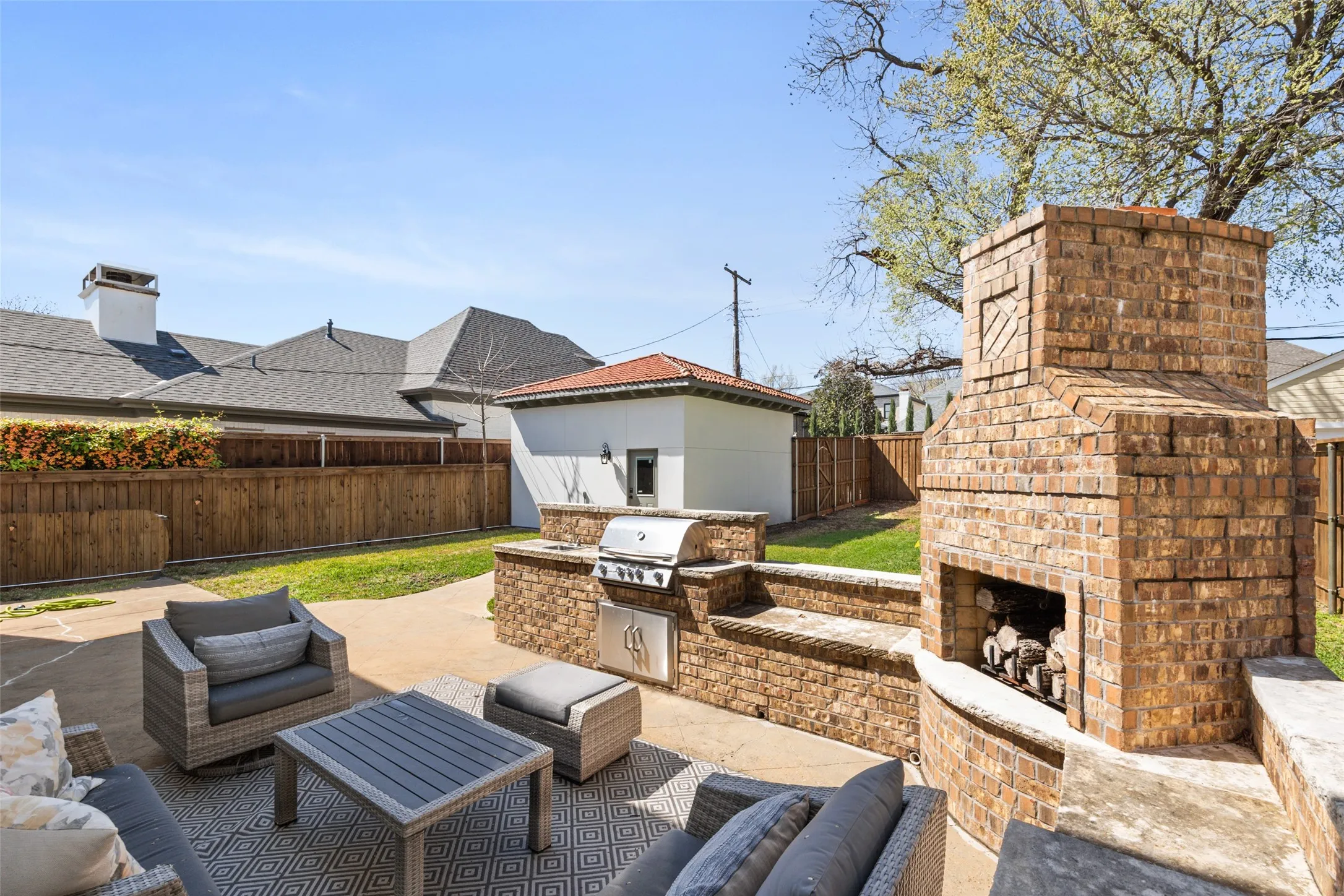 Single Family Residence For Sale in Tarrant County , 1716 Ashland Avenue, Fort Worth, Texas 76107, 5 Bedroom, 4 Bathroom, 2 Garage spaces, 4,370 Sqft, built in 2014, Preowned, mls#20945340, Real Estate Agent in Fort Worth, Homes For Sale in Tarrant county, Homes For Sale in Fort Worth, Realtor in Fort Worth Texas, Real Estate Brokerage Independent Realty Texas, Luminita Cordes Realtor