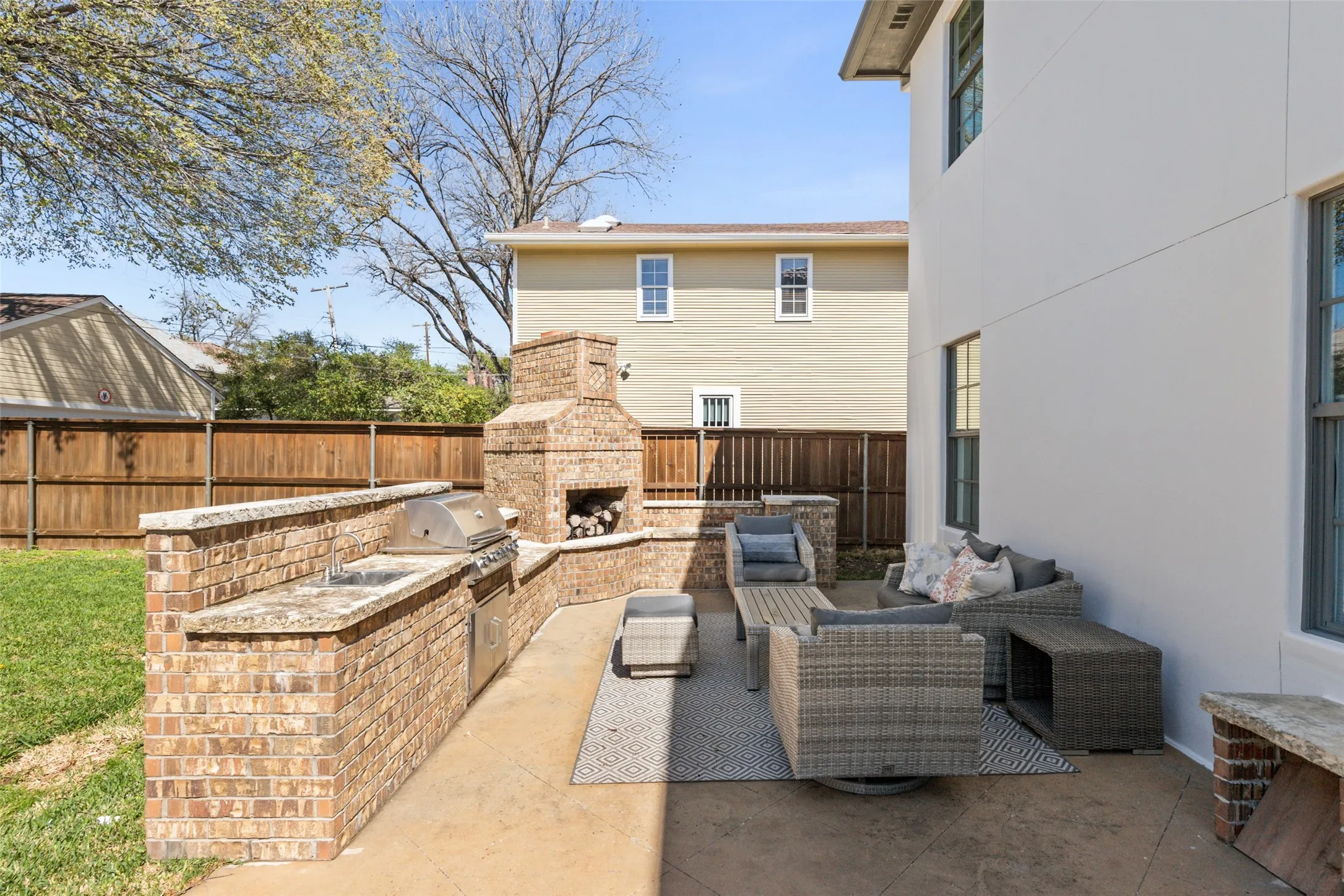 Single Family Residence For Sale in Tarrant County , 1716 Ashland Avenue, Fort Worth, Texas 76107, 5 Bedroom, 4 Bathroom, 2 Garage spaces, 4,370 Sqft, built in 2014, Preowned, mls#20945340, Real Estate Agent in Fort Worth, Homes For Sale in Tarrant county, Homes For Sale in Fort Worth, Realtor in Fort Worth Texas, Real Estate Brokerage Independent Realty Texas, Luminita Cordes Realtor