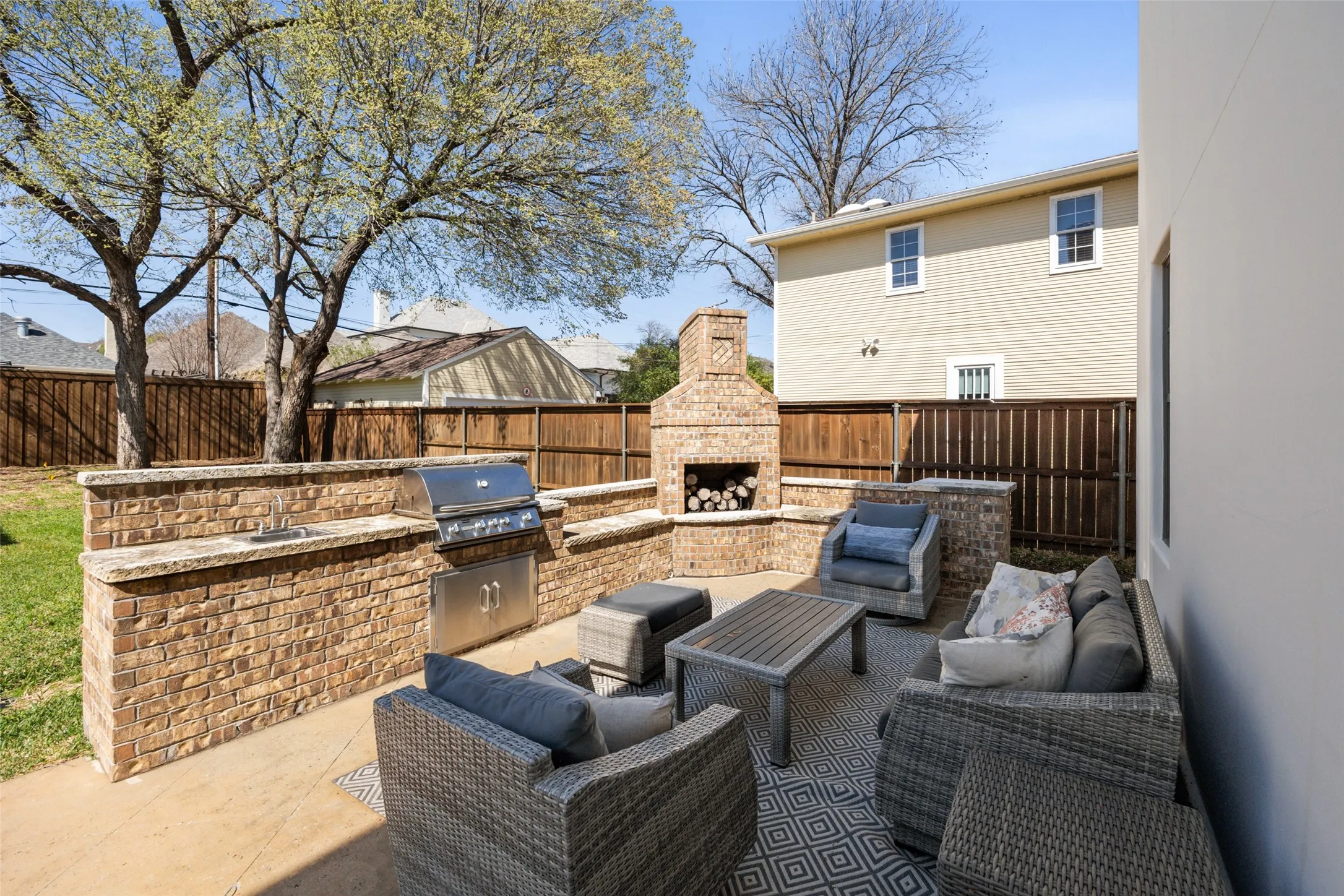 Single Family Residence For Sale in Tarrant County , 1716 Ashland Avenue, Fort Worth, Texas 76107, 5 Bedroom, 4 Bathroom, 2 Garage spaces, 4,370 Sqft, built in 2014, Preowned, mls#20945340, Real Estate Agent in Fort Worth, Homes For Sale in Tarrant county, Homes For Sale in Fort Worth, Realtor in Fort Worth Texas, Real Estate Brokerage Independent Realty Texas, Luminita Cordes Realtor