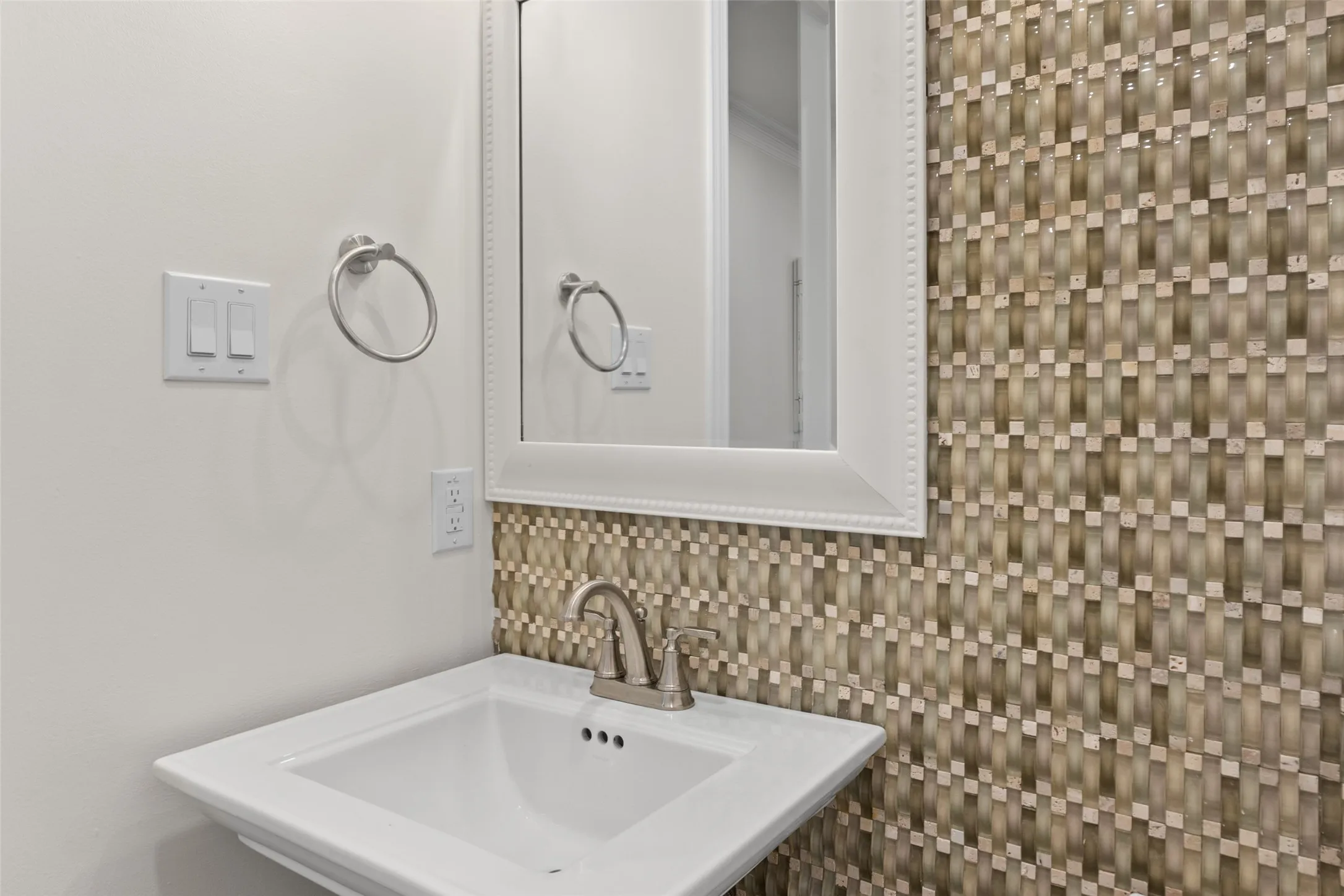 Single Family Residence For Sale in Tarrant County , 1716 Ashland Avenue, Fort Worth, Texas 76107, 5 Bedroom, 4 Bathroom, 2 Garage spaces, 4,370 Sqft, built in 2014, Preowned, mls#20945340, Real Estate Agent in Fort Worth, Homes For Sale in Tarrant county, Homes For Sale in Fort Worth, Realtor in Fort Worth Texas, Real Estate Brokerage Independent Realty Texas, Luminita Cordes Realtor