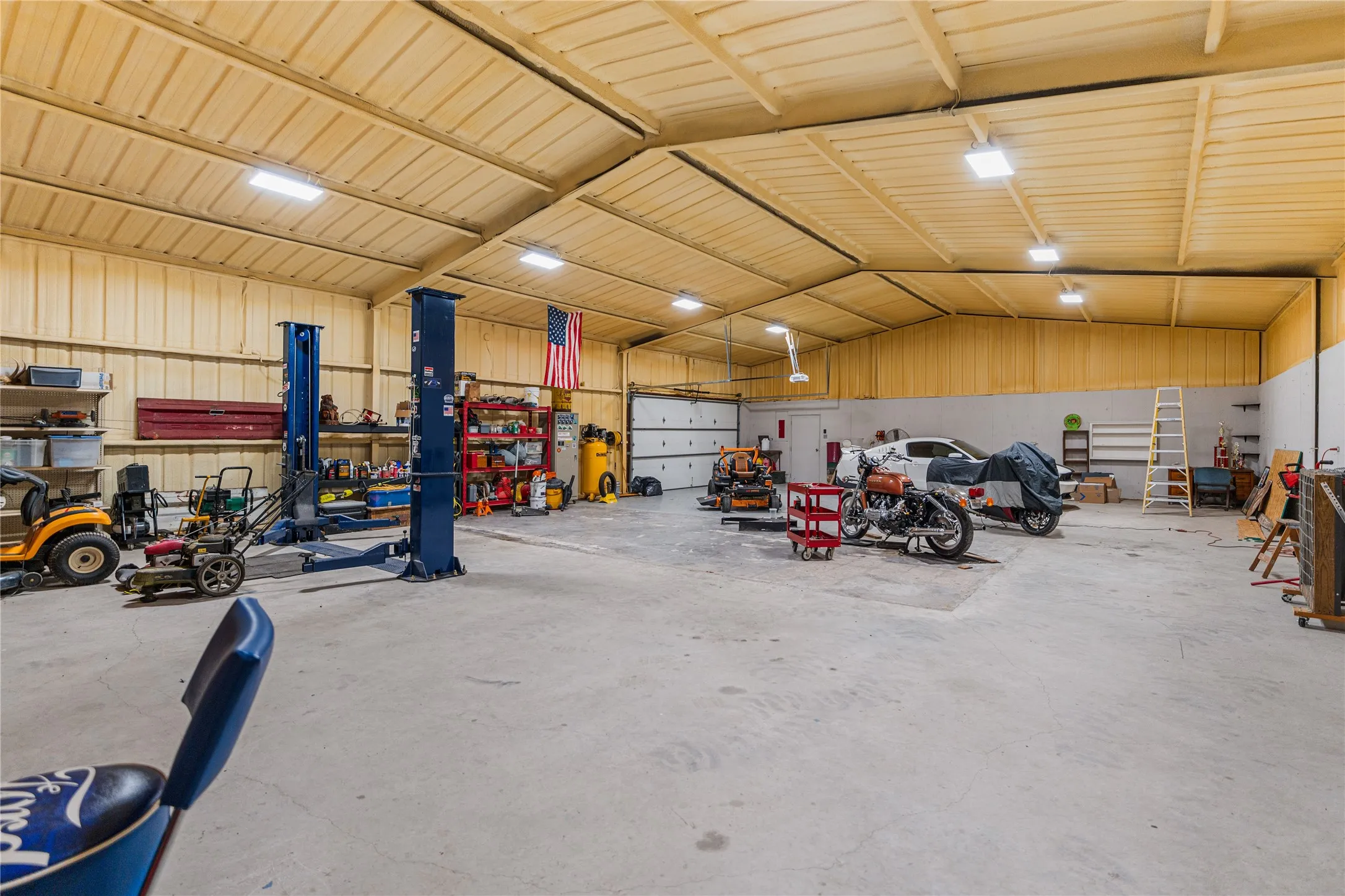 Farm For Sale in Cooke County , 590 County Road 385, Valley View, Texas 76272, 3 Bedroom, 3 Bathroom, 2 Garage spaces, 3,049 Sqft, built in 2003, Preowned, mls#20944318, Real Estate Agent in Valley View, Homes For Sale in Cooke county, Homes For Sale in Valley View, Realtor in Valley View Texas, Real Estate Brokerage Independent Realty Texas, Luminita Cordes Realtor