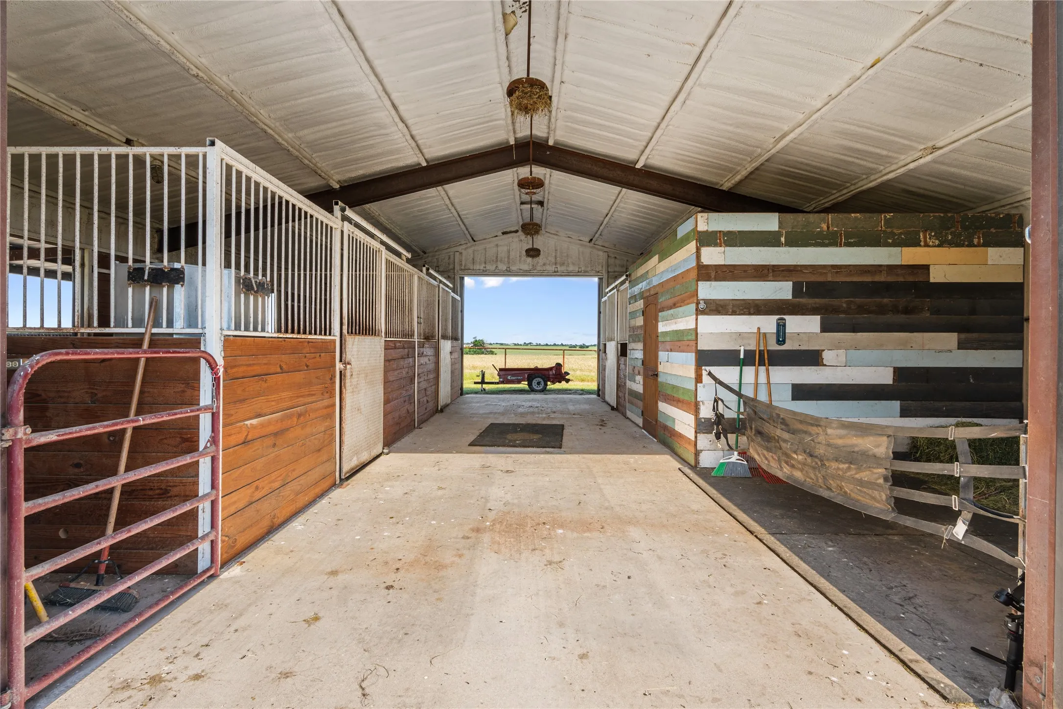 Farm For Sale in Cooke County , 590 County Road 385, Valley View, Texas 76272, 3 Bedroom, 3 Bathroom, 2 Garage spaces, 3,049 Sqft, built in 2003, Preowned, mls#20944318, Real Estate Agent in Valley View, Homes For Sale in Cooke county, Homes For Sale in Valley View, Realtor in Valley View Texas, Real Estate Brokerage Independent Realty Texas, Luminita Cordes Realtor