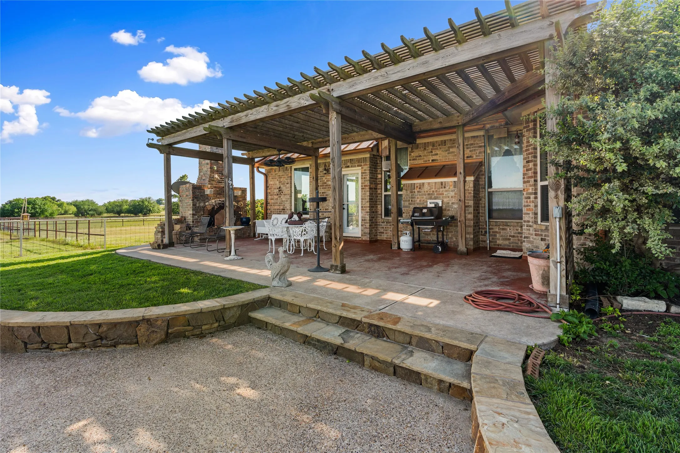Farm For Sale in Cooke County , 590 County Road 385, Valley View, Texas 76272, 3 Bedroom, 3 Bathroom, 2 Garage spaces, 3,049 Sqft, built in 2003, Preowned, mls#20944318, Real Estate Agent in Valley View, Homes For Sale in Cooke county, Homes For Sale in Valley View, Realtor in Valley View Texas, Real Estate Brokerage Independent Realty Texas, Luminita Cordes Realtor