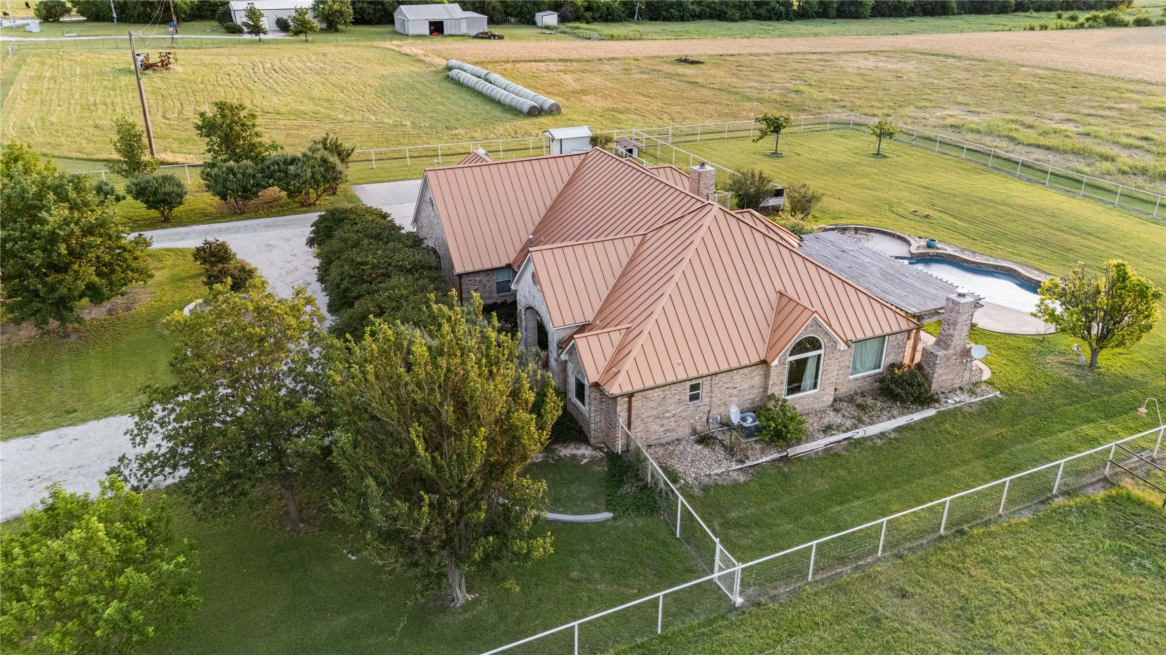Farm For Sale in Cooke County , 590 County Road 385, Valley View, Texas 76272, 3 Bedroom, 3 Bathroom, 2 Garage spaces, 3,049 Sqft, built in 2003, Preowned, mls#20944318, Real Estate Agent in Valley View, Homes For Sale in Cooke county, Homes For Sale in Valley View, Realtor in Valley View Texas, Real Estate Brokerage Independent Realty Texas, Luminita Cordes Realtor