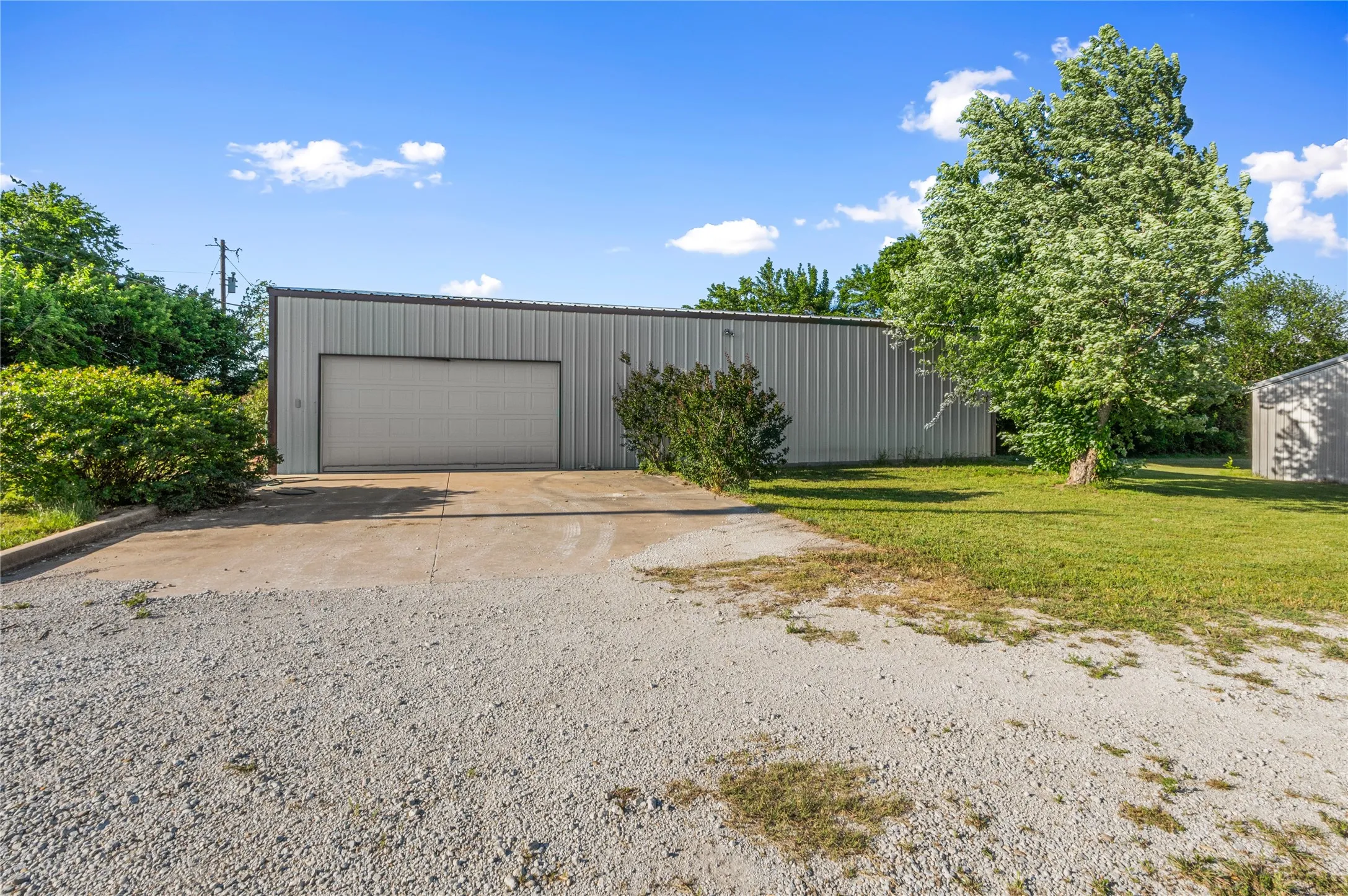 Farm For Sale in Cooke County , 590 County Road 385, Valley View, Texas 76272, 3 Bedroom, 3 Bathroom, 2 Garage spaces, 3,049 Sqft, built in 2003, Preowned, mls#20944318, Real Estate Agent in Valley View, Homes For Sale in Cooke county, Homes For Sale in Valley View, Realtor in Valley View Texas, Real Estate Brokerage Independent Realty Texas, Luminita Cordes Realtor