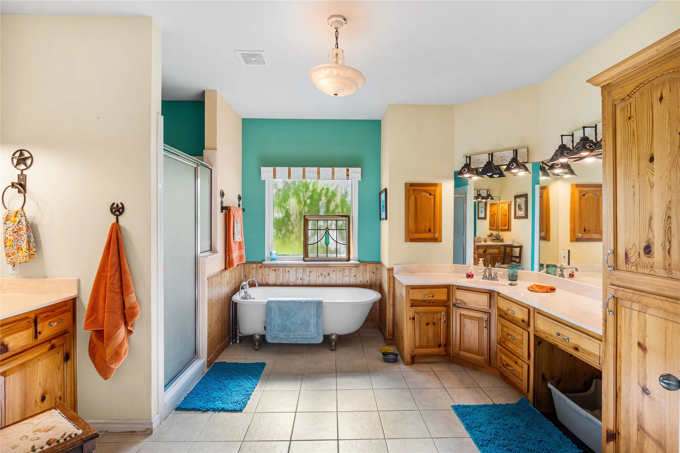 Farm For Sale in Cooke County , 590 County Road 385, Valley View, Texas 76272, 3 Bedroom, 3 Bathroom, 2 Garage spaces, 3,049 Sqft, built in 2003, Preowned, mls#20944318, Real Estate Agent in Valley View, Homes For Sale in Cooke county, Homes For Sale in Valley View, Realtor in Valley View Texas, Real Estate Brokerage Independent Realty Texas, Luminita Cordes Realtor