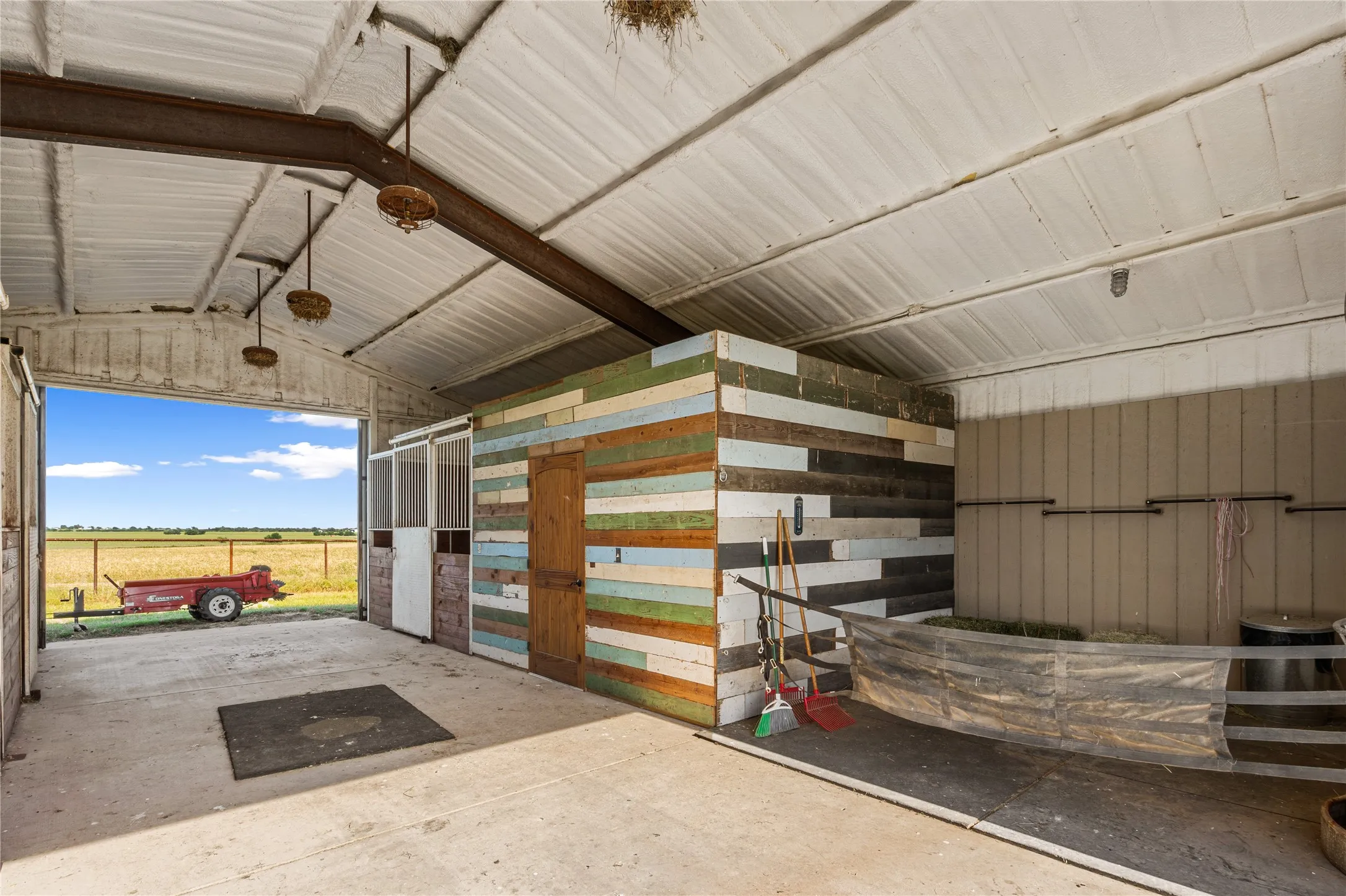 Farm For Sale in Cooke County , 590 County Road 385, Valley View, Texas 76272, 3 Bedroom, 3 Bathroom, 2 Garage spaces, 3,049 Sqft, built in 2003, Preowned, mls#20944318, Real Estate Agent in Valley View, Homes For Sale in Cooke county, Homes For Sale in Valley View, Realtor in Valley View Texas, Real Estate Brokerage Independent Realty Texas, Luminita Cordes Realtor