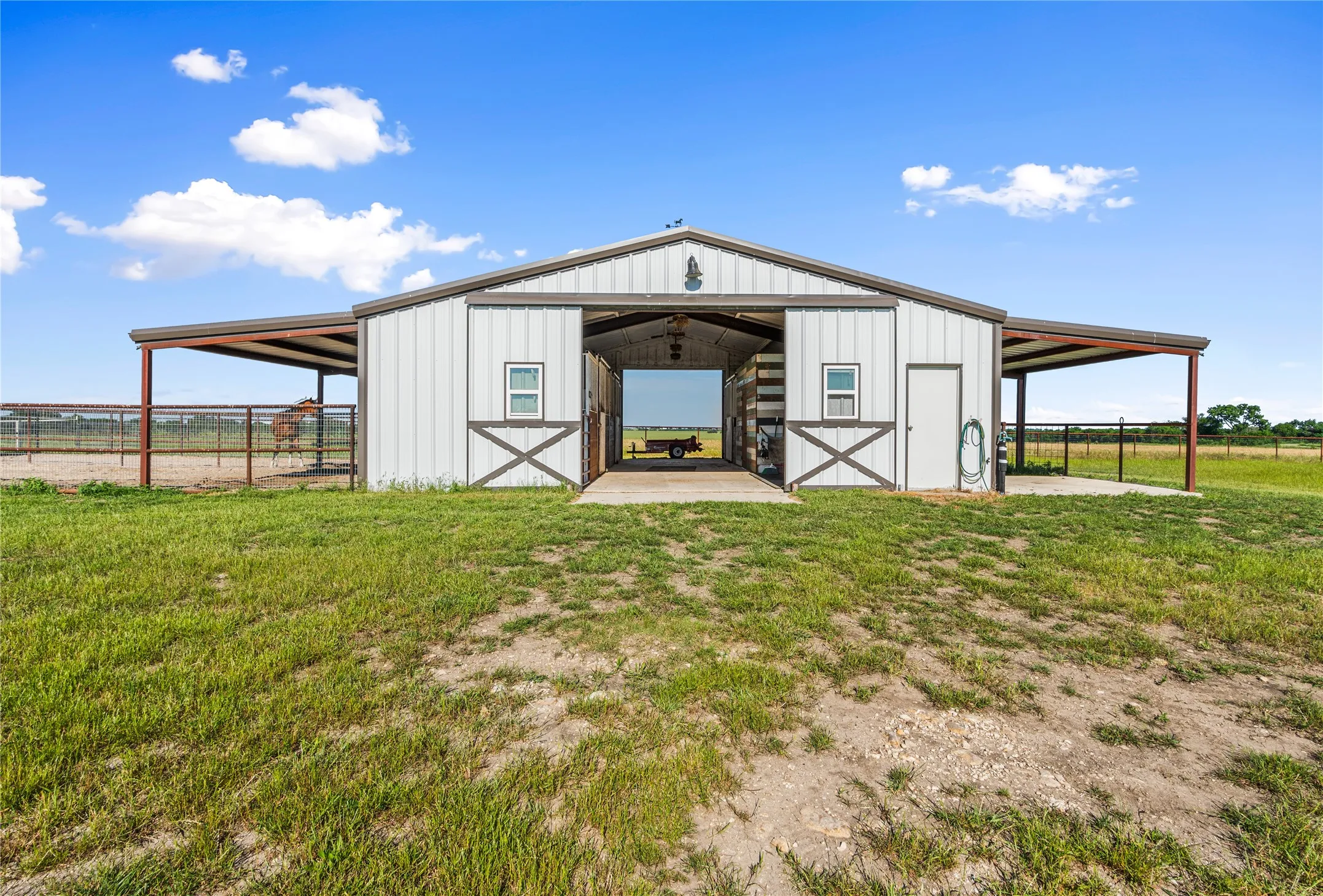 Farm For Sale in Cooke County , 590 County Road 385, Valley View, Texas 76272, 3 Bedroom, 3 Bathroom, 2 Garage spaces, 3,049 Sqft, built in 2003, Preowned, mls#20944318, Real Estate Agent in Valley View, Homes For Sale in Cooke county, Homes For Sale in Valley View, Realtor in Valley View Texas, Real Estate Brokerage Independent Realty Texas, Luminita Cordes Realtor