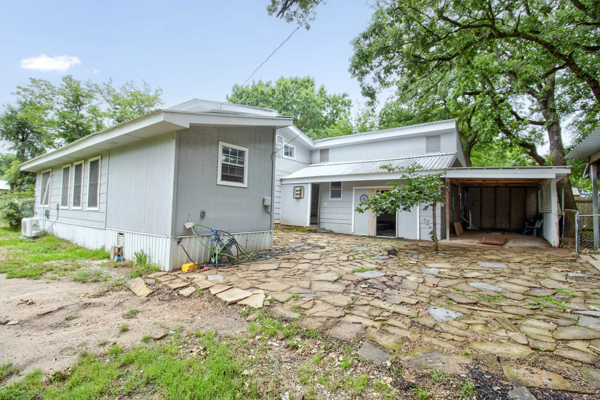 Single Family Residence For Sale in Grayson County , 97 Oak Trail Drive, Gordonville, Texas 76245, 4 Bedroom, 2 Bathroom, Garage spaces, 2,013 Sqft, built in 1960, mls#20946162, Real Estate Agent in Gordonville, Homes For Sale in Grayson county, Homes For Sale in Gordonville, Realtor in Gordonville Texas, Real Estate Brokerage Independent Realty Texas, Luminita Cordes Realtor