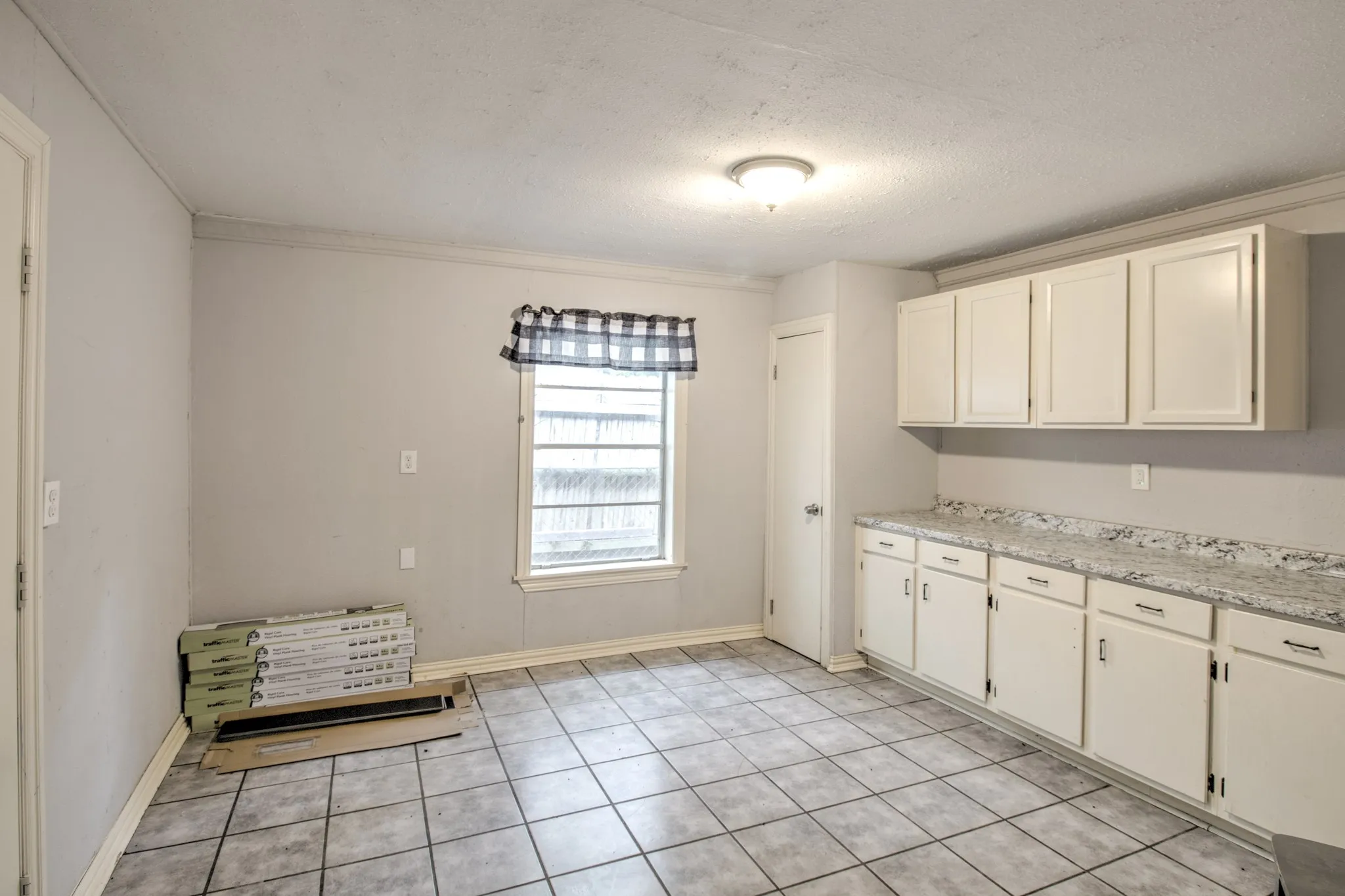 Lots of Space in the laundry room, bring your deep freezer!