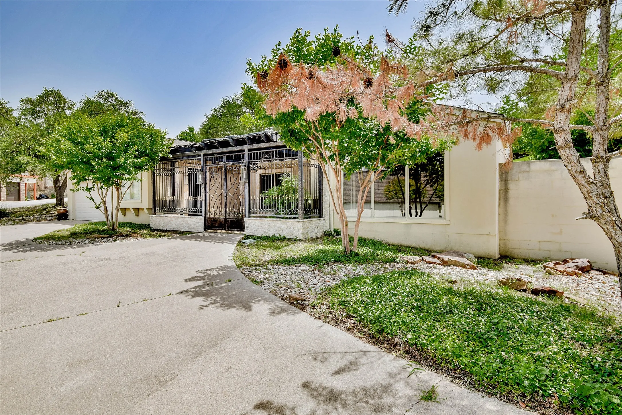 Townhouse For Sale in Hood County , 4009 Scenic Way, Granbury, Texas 76049, 3 Bedroom, 3 Bathroom, 2 Garage spaces, 2,283 Sqft, built in 1996, Preowned, mls#20945089, Real Estate Agent in Granbury, Homes For Sale in Hood county, Homes For Sale in Granbury, Realtor in Granbury Texas, Real Estate Brokerage Independent Realty Texas, Luminita Cordes Realtor