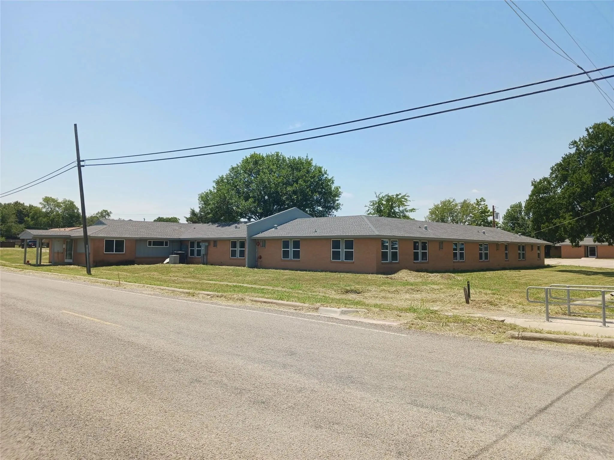 Office For Sale in Grayson County , 400 S Bond Street, Whitewright, Texas 75491, 0, 0, Garage spaces, 0 Sqft, built in 1962, Preowned, mls#20936078, Real Estate Agent in Whitewright, Homes For Sale in Grayson county, Homes For Sale in Whitewright, Realtor in Whitewright Texas, Real Estate Brokerage Independent Realty Texas, Luminita Cordes Realtor