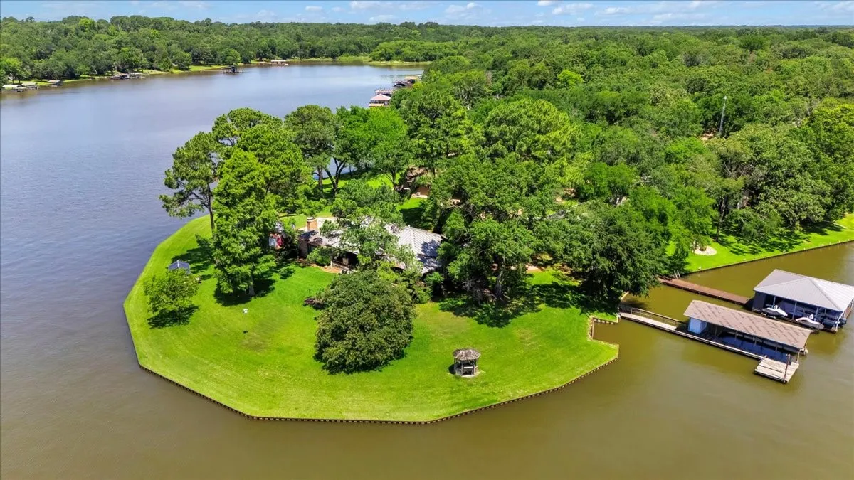 Single Family Residence For Sale in Henderson County , 6903 Scott Street, Eustace, Texas 75124, 3 Bedroom, 2 Bathroom, Garage spaces, 2,565 Sqft, built in 1968, mls#20946125, Real Estate Agent in Eustace, Homes For Sale in Henderson county, Homes For Sale in Eustace, Realtor in Eustace Texas, Real Estate Brokerage Independent Realty Texas, Luminita Cordes Realtor