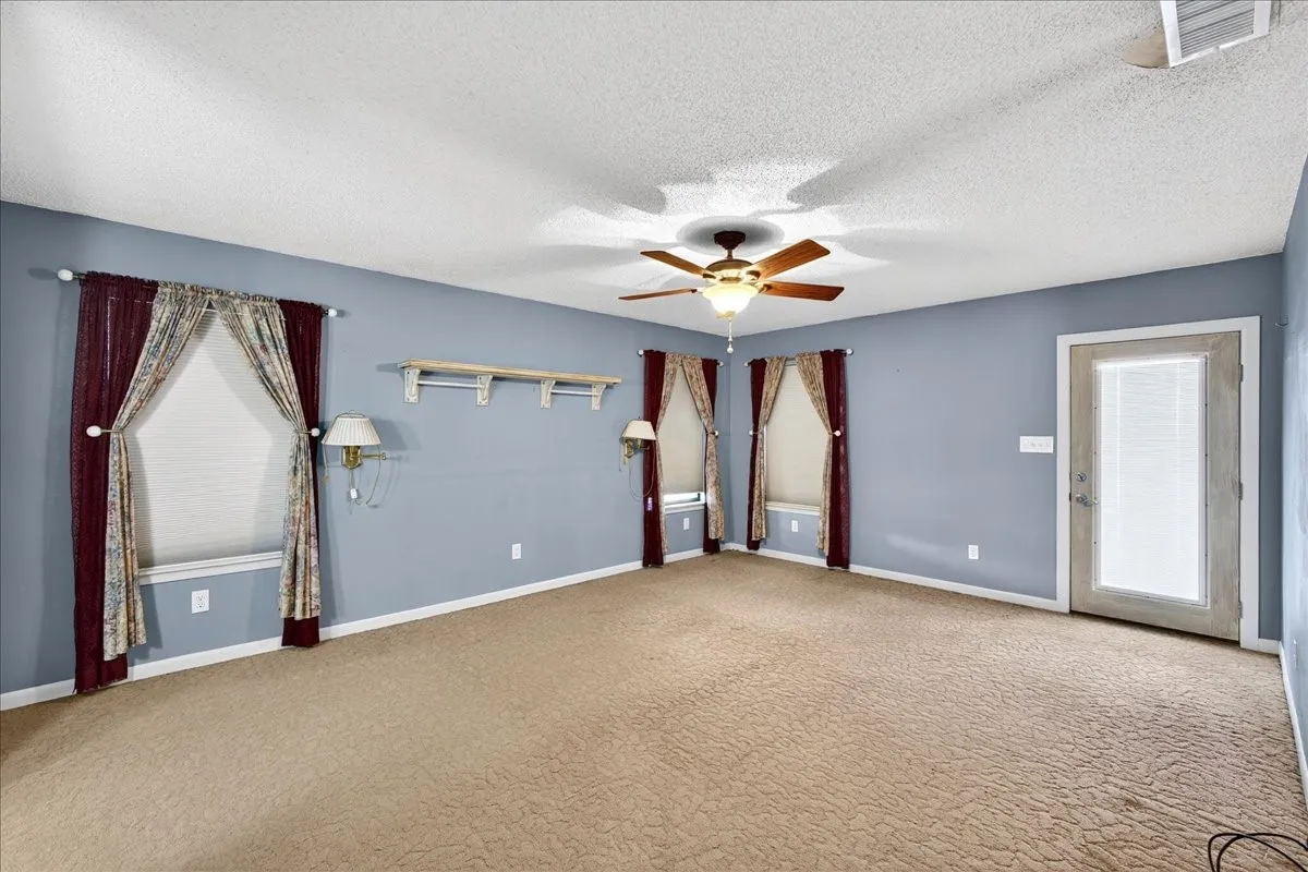 Single Family Residence For Sale in Henderson County , 6903 Scott Street, Eustace, Texas 75124, 3 Bedroom, 2 Bathroom, Garage spaces, 2,565 Sqft, built in 1968, mls#20946125, Real Estate Agent in Eustace, Homes For Sale in Henderson county, Homes For Sale in Eustace, Realtor in Eustace Texas, Real Estate Brokerage Independent Realty Texas, Luminita Cordes Realtor