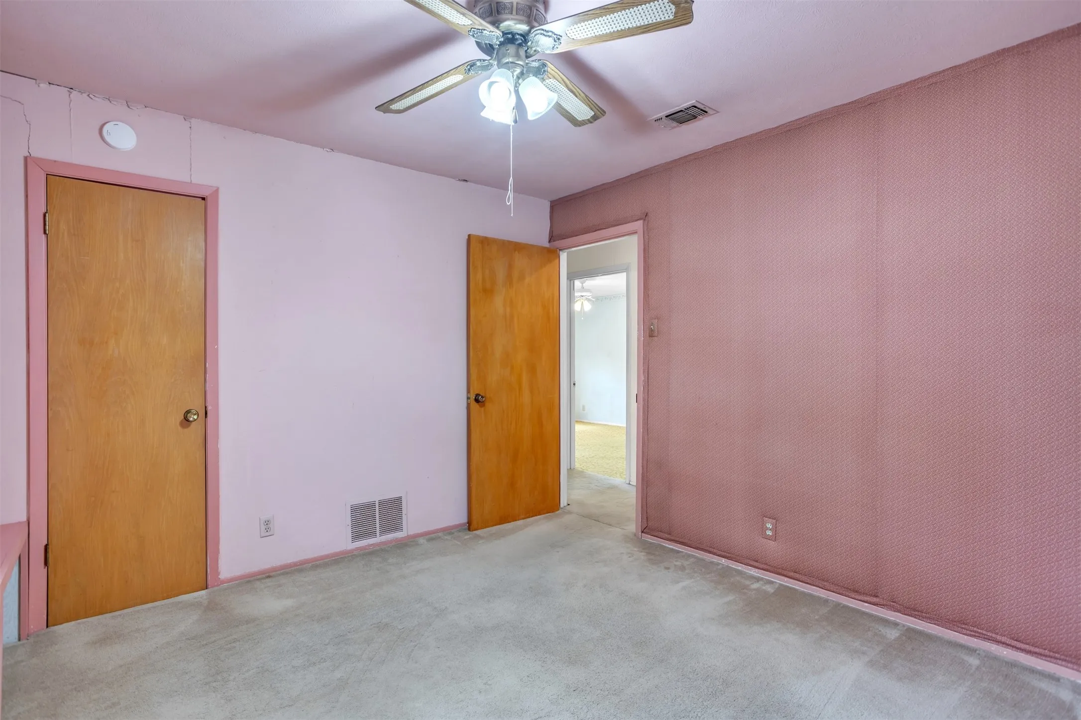Single Family Residence For Sale in Hunt County , 3307 County Road 2176, Greenville, Texas 75402, 3 Bedroom, 3 Bathroom, 2 Garage spaces, 1,484 Sqft, built in 1980, Price $989,000, mls#20949555, Real Estate Agent in Greenville, Homes For Sale in Hunt county, Homes For Sale in Greenville, Realtor in Greenville Texas, Real Estate Brokerage Independent Realty Texas, Luminita Cordes Realtor