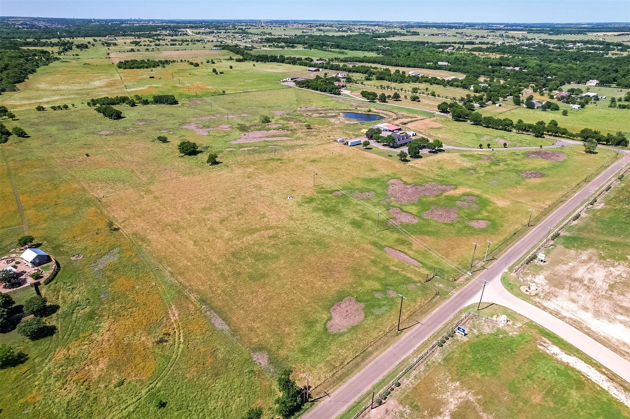 Farm For Sale in Ellis County , 2403 Greathouse Road, Waxahachie, Texas 75167, 4 Bedroom, 2 Bathroom, Garage spaces, 3,048 Sqft, built in 2000, Preowned, mls#20948784, Real Estate Agent in Waxahachie, Homes For Sale in Ellis county, Homes For Sale in Waxahachie, Realtor in Waxahachie Texas, Real Estate Brokerage Independent Realty Texas, Luminita Cordes Realtor