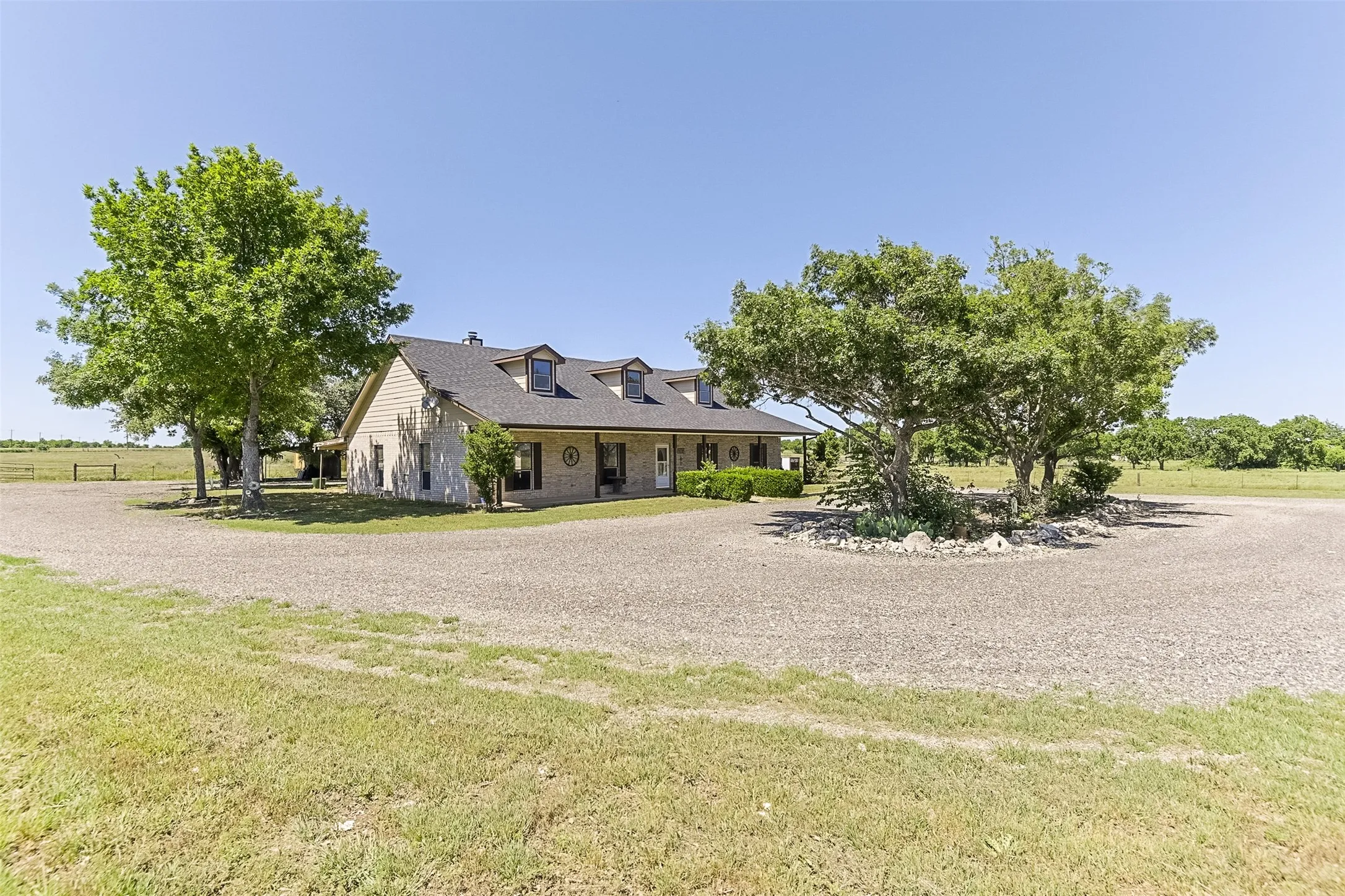 Farm For Sale in Ellis County , 2403 Greathouse Road, Waxahachie, Texas 75167, 4 Bedroom, 2 Bathroom, Garage spaces, 3,048 Sqft, built in 2000, Preowned, mls#20948784, Real Estate Agent in Waxahachie, Homes For Sale in Ellis county, Homes For Sale in Waxahachie, Realtor in Waxahachie Texas, Real Estate Brokerage Independent Realty Texas, Luminita Cordes Realtor
