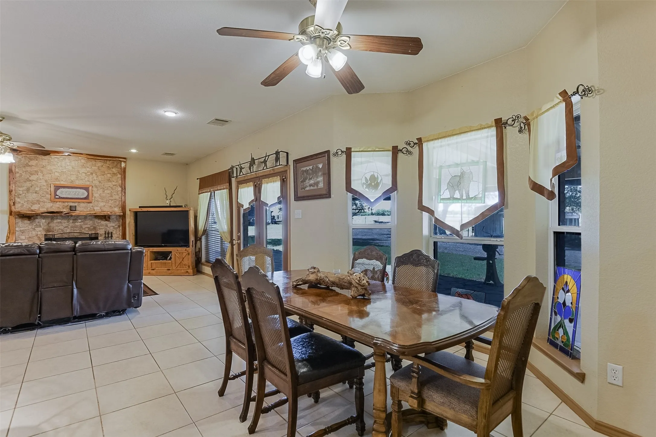 Farm For Sale in Ellis County , 2403 Greathouse Road, Waxahachie, Texas 75167, 4 Bedroom, 2 Bathroom, Garage spaces, 3,048 Sqft, built in 2000, Preowned, mls#20948784, Real Estate Agent in Waxahachie, Homes For Sale in Ellis county, Homes For Sale in Waxahachie, Realtor in Waxahachie Texas, Real Estate Brokerage Independent Realty Texas, Luminita Cordes Realtor