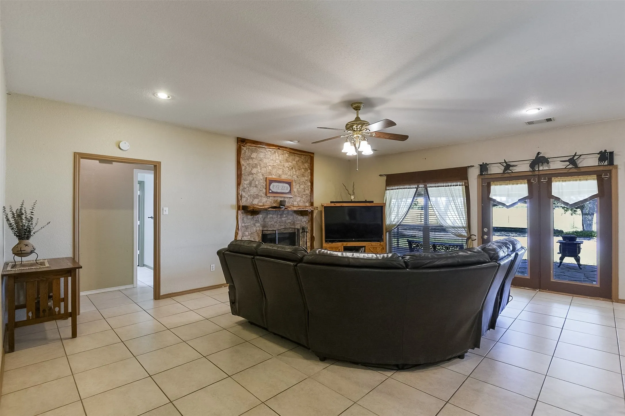 Farm For Sale in Ellis County , 2403 Greathouse Road, Waxahachie, Texas 75167, 4 Bedroom, 2 Bathroom, Garage spaces, 3,048 Sqft, built in 2000, Preowned, mls#20948784, Real Estate Agent in Waxahachie, Homes For Sale in Ellis county, Homes For Sale in Waxahachie, Realtor in Waxahachie Texas, Real Estate Brokerage Independent Realty Texas, Luminita Cordes Realtor