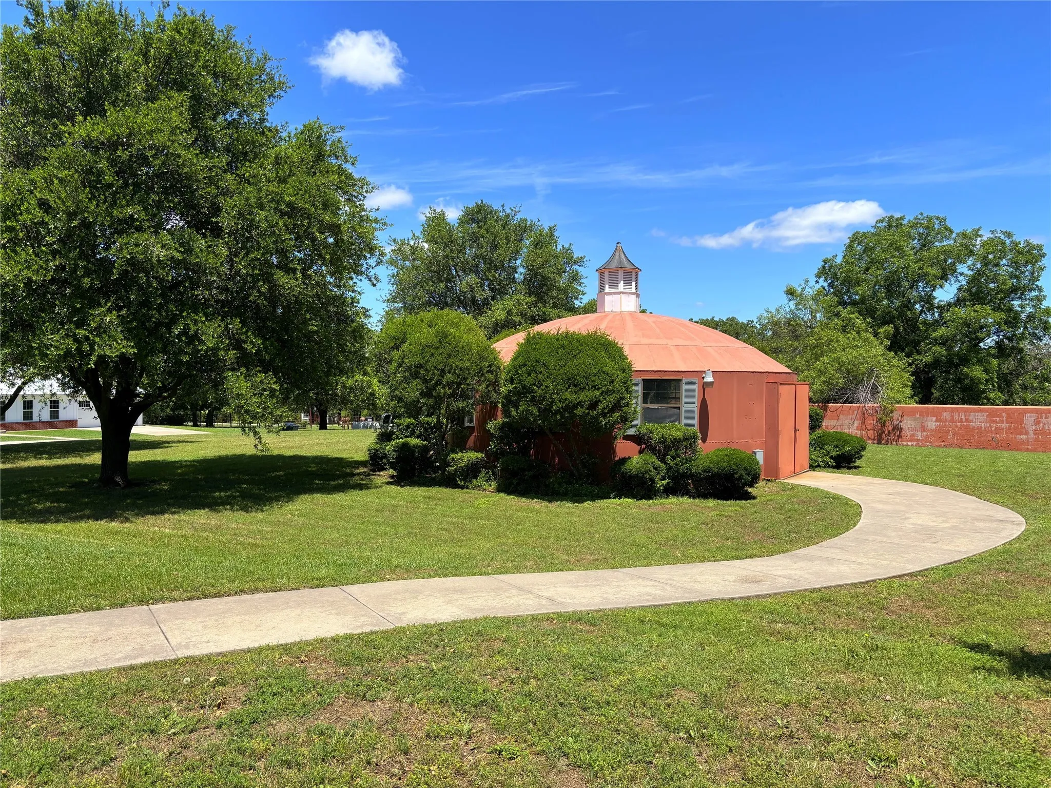 Single Family Residence For Sale in Montague County , 905 Bennett Drive, Bowie, Texas 76230, 3 Bedroom, 3 Bathroom, 2 Garage spaces, 2,822 Sqft, built in 1953, Preowned, mls#20955186, Real Estate Agent in Bowie, Homes For Sale in Montague county, Homes For Sale in Bowie, Realtor in Bowie Texas, Real Estate Brokerage Independent Realty Texas, Luminita Cordes Realtor