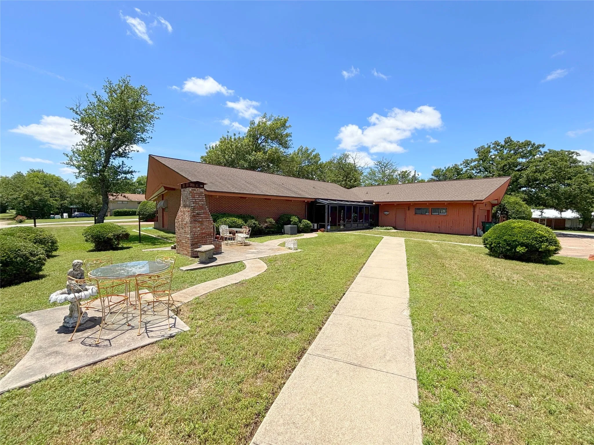 Single Family Residence For Sale in Montague County , 905 Bennett Drive, Bowie, Texas 76230, 3 Bedroom, 3 Bathroom, 2 Garage spaces, 2,822 Sqft, built in 1953, Preowned, mls#20955186, Real Estate Agent in Bowie, Homes For Sale in Montague county, Homes For Sale in Bowie, Realtor in Bowie Texas, Real Estate Brokerage Independent Realty Texas, Luminita Cordes Realtor