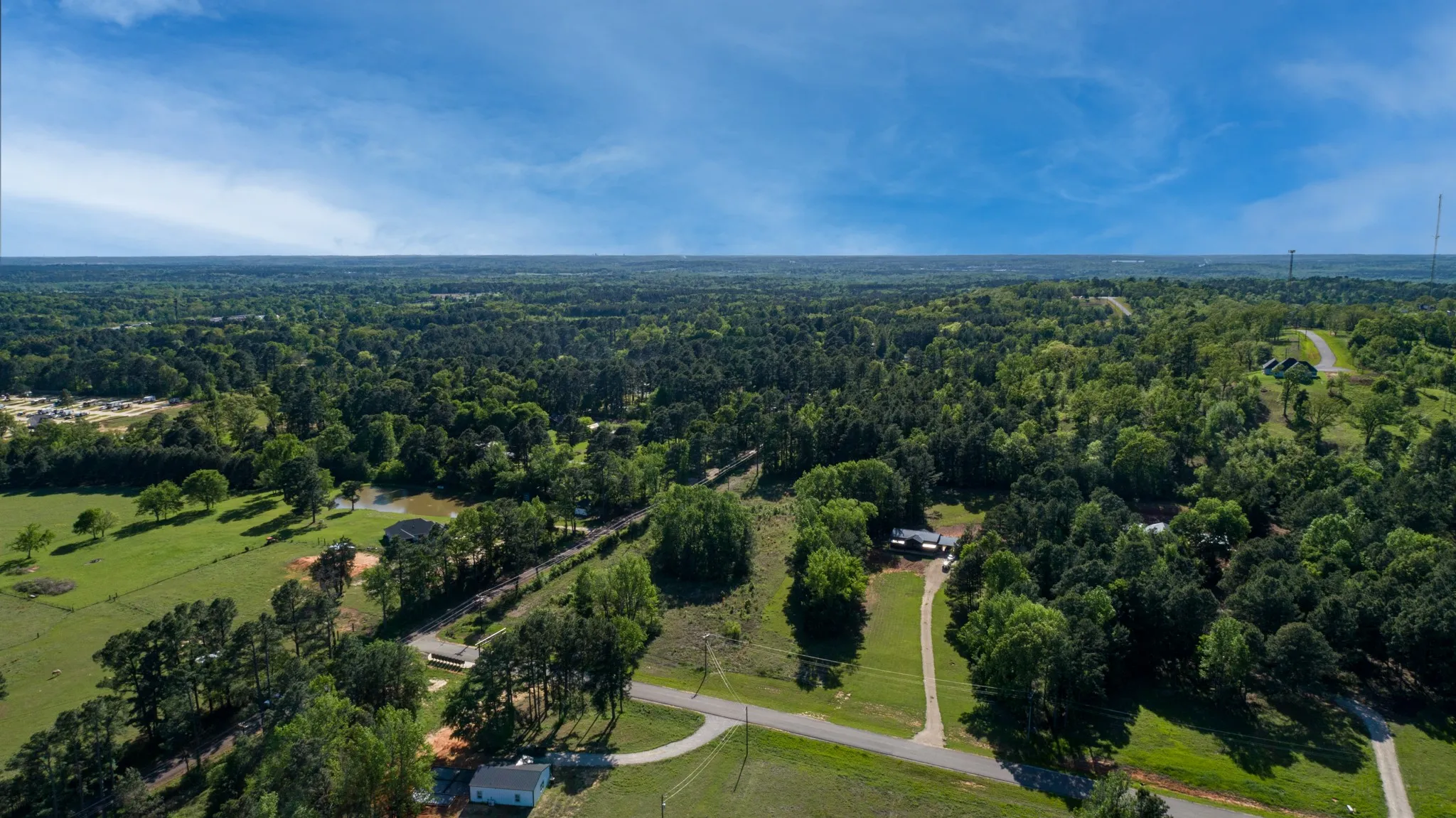 Birds eye view of property featuring a forest view
