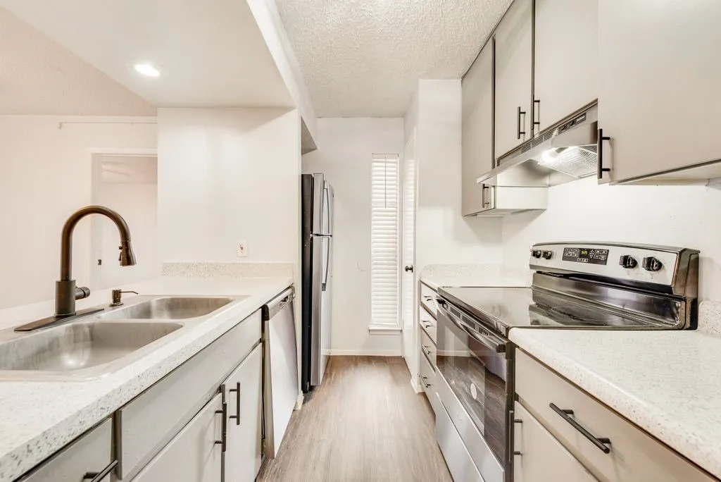 KITCHEN WITH STAINLESS STEEL APPLIANCES