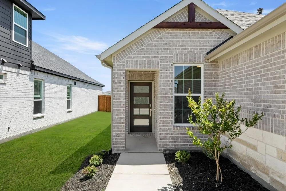 05. 1405 Grove Pond - Ext. Entry
