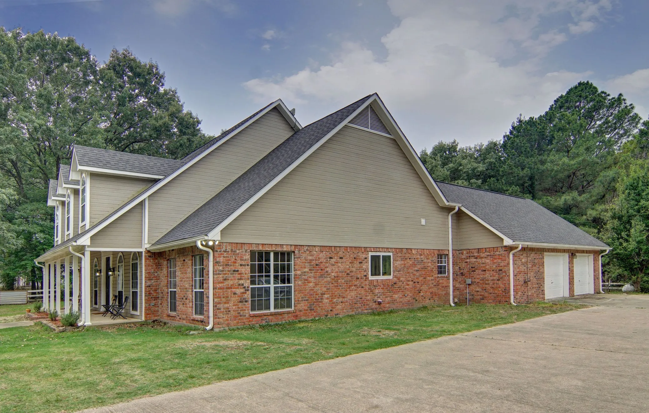 Single Family Residence For Sale in Wood County , 1554 County road 3235, Quitman, Texas 75783, 6 Bedrooms, 7 Bathrooms, 2 Garage spaces, 4,280 Sqft, built in 1994, Price $745,000, mls#20957501, Real Estate Agent in Quitman, Homes For Sale in Wood county, Homes For Sale in Quitman, Realtor in Quitman Texas, Real Estate Brokerage Independent Realty Texas, Luminita Cordes Realtor