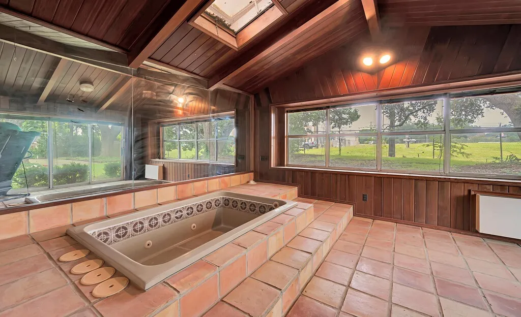 Sunroom / solarium featuring a skylight
