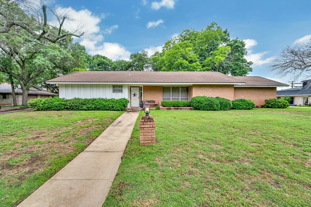 Single Family Residence For Sale in Mc Lennan County , 2832 Wooded Acres Drive, Waco, Texas 76710, 4 Bedroom, 2 Bathroom, 2 Garage spaces, 2,239 Sqft, built in 1960, Preowned, mls#20955340, Real Estate Agent in Waco, Homes For Sale in Mc Lennan county, Homes For Sale in Waco, Realtor in Waco Texas, Real Estate Brokerage Independent Realty Texas, Luminita Cordes Realtor