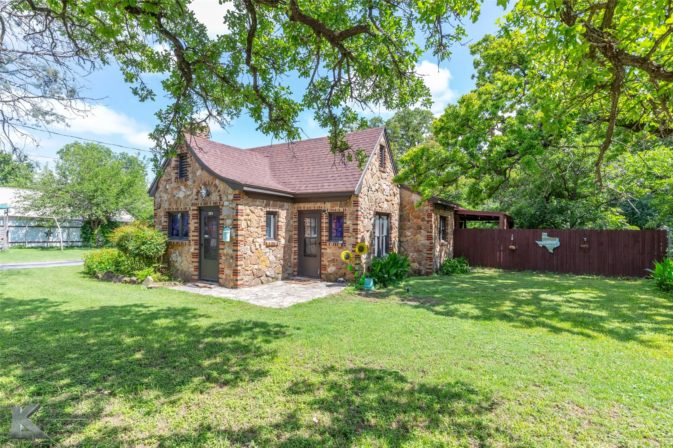 Single Family Residence For Sale in Eastland County , 202 E Ross Street, Rising Star, Texas 76471, 2 Bedrooms, 1 Bathroom, 2 Garage spaces, 1,205 Sqft, built in 1920, Preowned, Price $189,900, mls#20959928, Real Estate Agent in Rising Star, Homes For Sale in Eastland county, Homes For Sale in Rising Star, Realtor in Rising Star Texas, Real Estate Brokerage Independent Realty Texas, Luminita Cordes Realtor