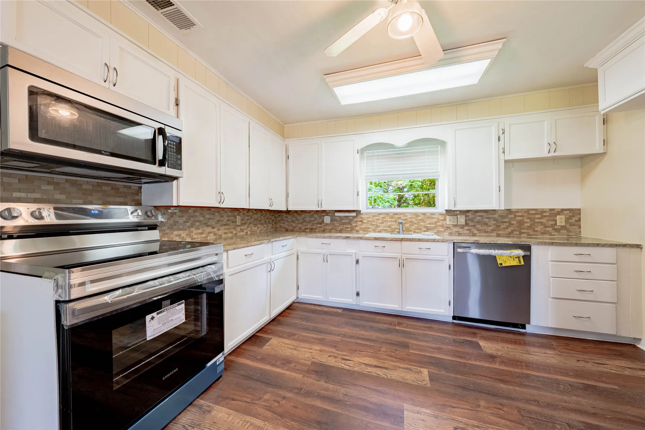 Single Family Residence For Sale in Kaufman County , 522 E Kempner Street, Mabank, Texas 75147, 4 Bedroom, 2 Bathroom, Garage spaces, 1,804 Sqft, built in 0, Preowned, mls#20962034, Real Estate Agent in Mabank, Homes For Sale in Kaufman county, Homes For Sale in Mabank, Realtor in Mabank Texas, Real Estate Brokerage Independent Realty Texas, Luminita Cordes Realtor