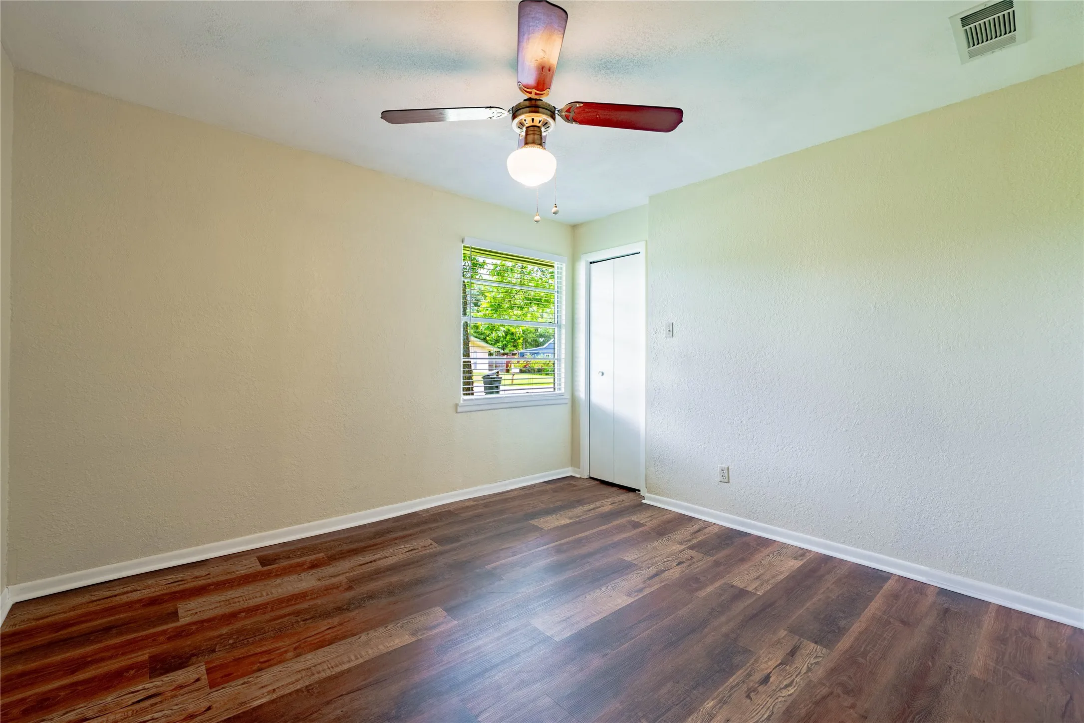 Single Family Residence For Sale in Kaufman County , 522 E Kempner Street, Mabank, Texas 75147, 4 Bedroom, 2 Bathroom, Garage spaces, 1,804 Sqft, built in 0, Preowned, mls#20962034, Real Estate Agent in Mabank, Homes For Sale in Kaufman county, Homes For Sale in Mabank, Realtor in Mabank Texas, Real Estate Brokerage Independent Realty Texas, Luminita Cordes Realtor