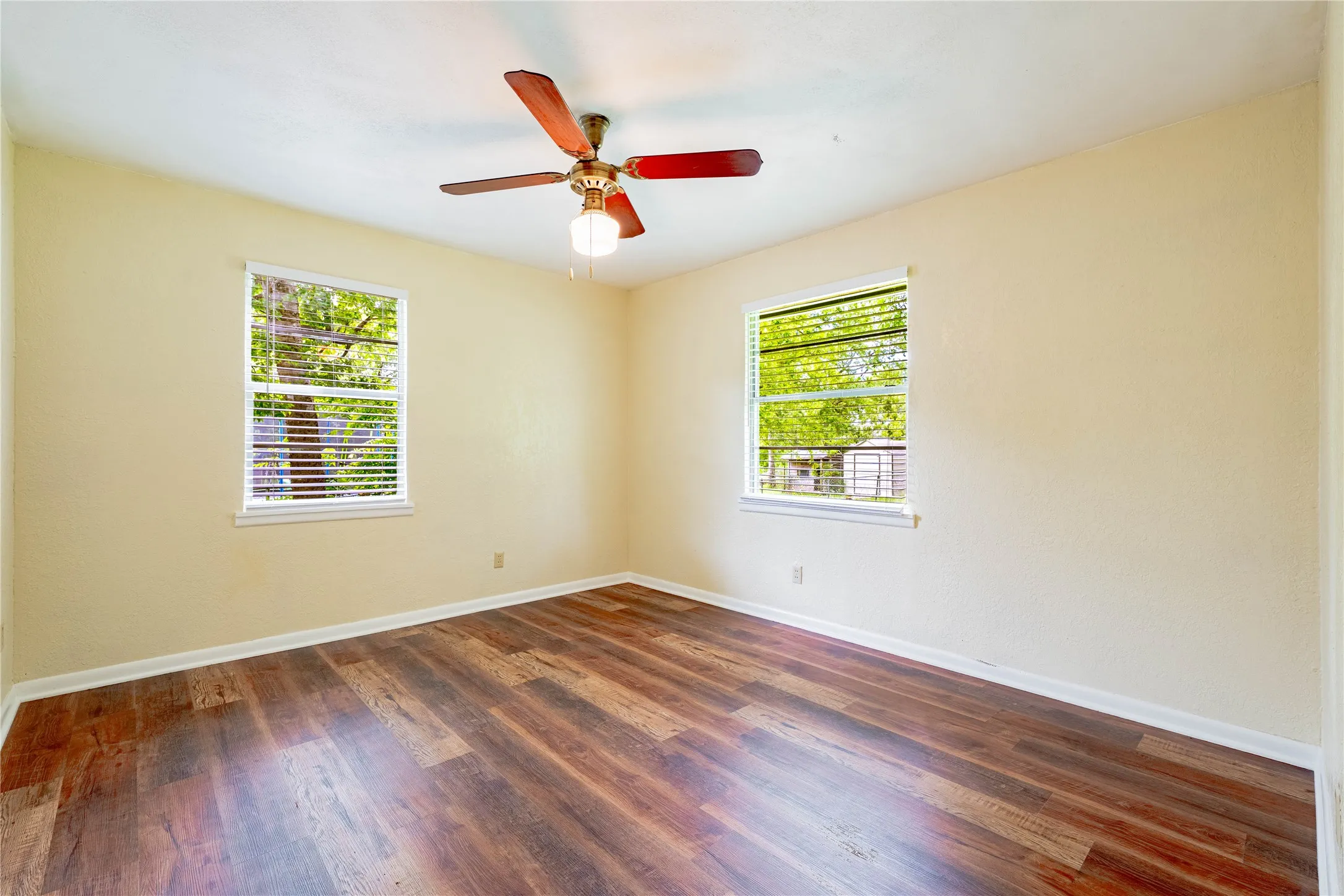 Single Family Residence For Sale in Kaufman County , 522 E Kempner Street, Mabank, Texas 75147, 4 Bedroom, 2 Bathroom, Garage spaces, 1,804 Sqft, built in 0, Preowned, mls#20962034, Real Estate Agent in Mabank, Homes For Sale in Kaufman county, Homes For Sale in Mabank, Realtor in Mabank Texas, Real Estate Brokerage Independent Realty Texas, Luminita Cordes Realtor
