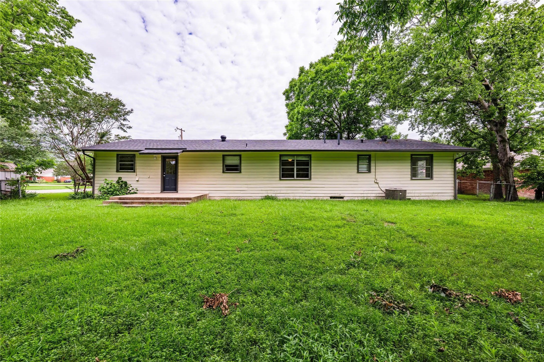 Single Family Residence For Sale in Kaufman County , 522 E Kempner Street, Mabank, Texas 75147, 4 Bedroom, 2 Bathroom, Garage spaces, 1,804 Sqft, built in 0, Preowned, mls#20962034, Real Estate Agent in Mabank, Homes For Sale in Kaufman county, Homes For Sale in Mabank, Realtor in Mabank Texas, Real Estate Brokerage Independent Realty Texas, Luminita Cordes Realtor