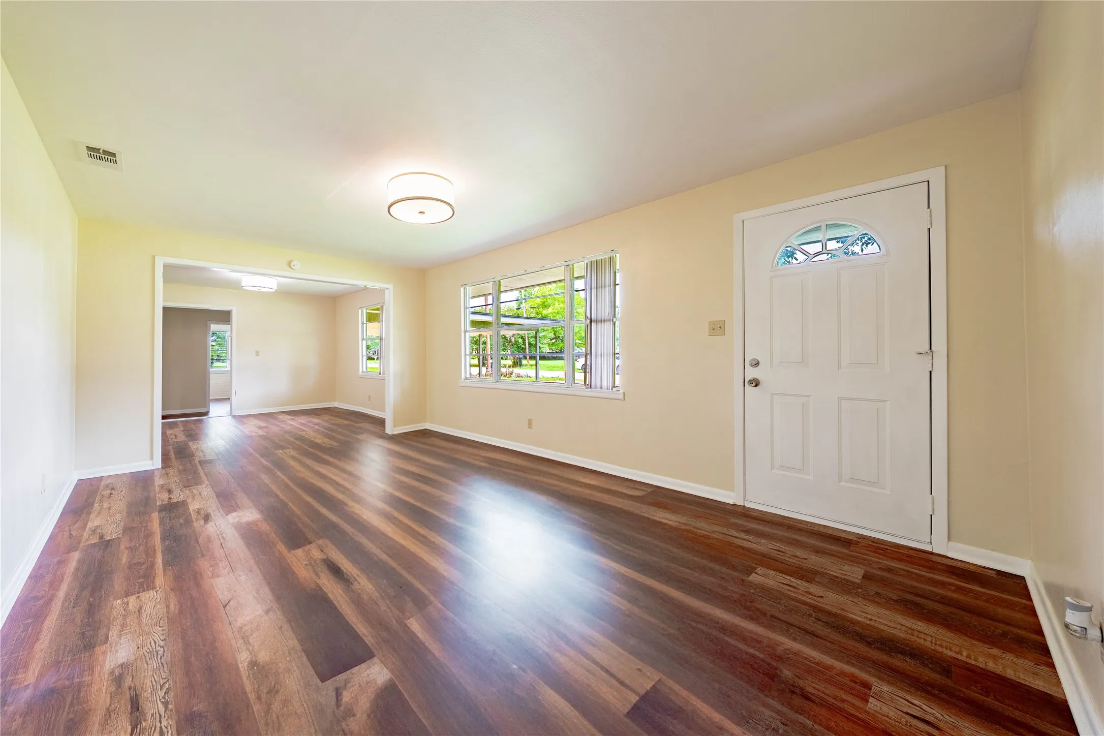 Single Family Residence For Sale in Kaufman County , 522 E Kempner Street, Mabank, Texas 75147, 4 Bedroom, 2 Bathroom, Garage spaces, 1,804 Sqft, built in 0, Preowned, mls#20962034, Real Estate Agent in Mabank, Homes For Sale in Kaufman county, Homes For Sale in Mabank, Realtor in Mabank Texas, Real Estate Brokerage Independent Realty Texas, Luminita Cordes Realtor