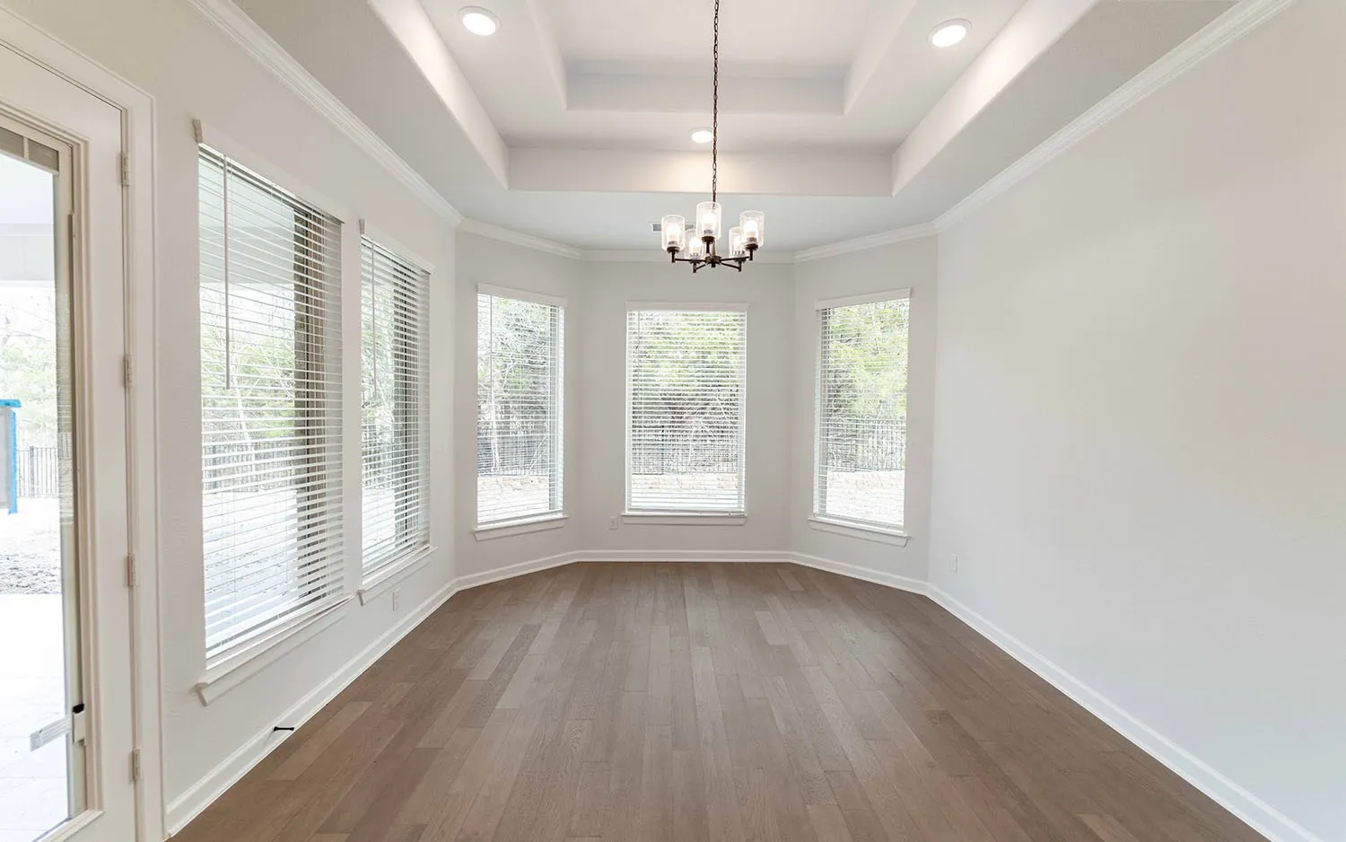 Tray ceiling with recessed lighting