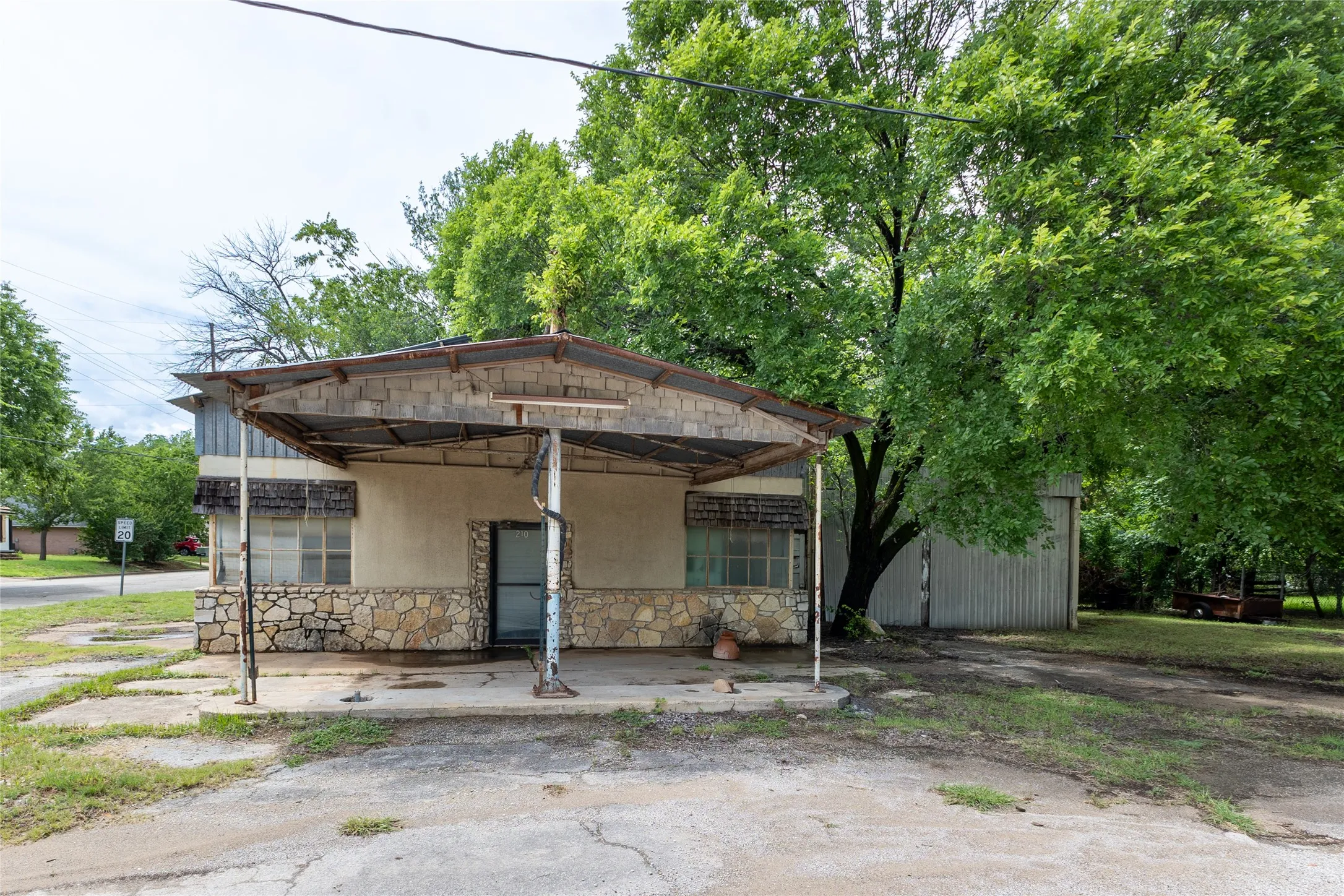 Warehouse For Sale in Somervell County , 210 Austin Road, Glen Rose, Texas 76043, 0, 0, Garage spaces, 1,532 Sqft, built in 1952, Preowned, mls#20966900, Real Estate Agent in Glen Rose, Homes For Sale in Somervell county, Homes For Sale in Glen Rose, Realtor in Glen Rose Texas, Real Estate Brokerage Independent Realty Texas, Luminita Cordes Realtor